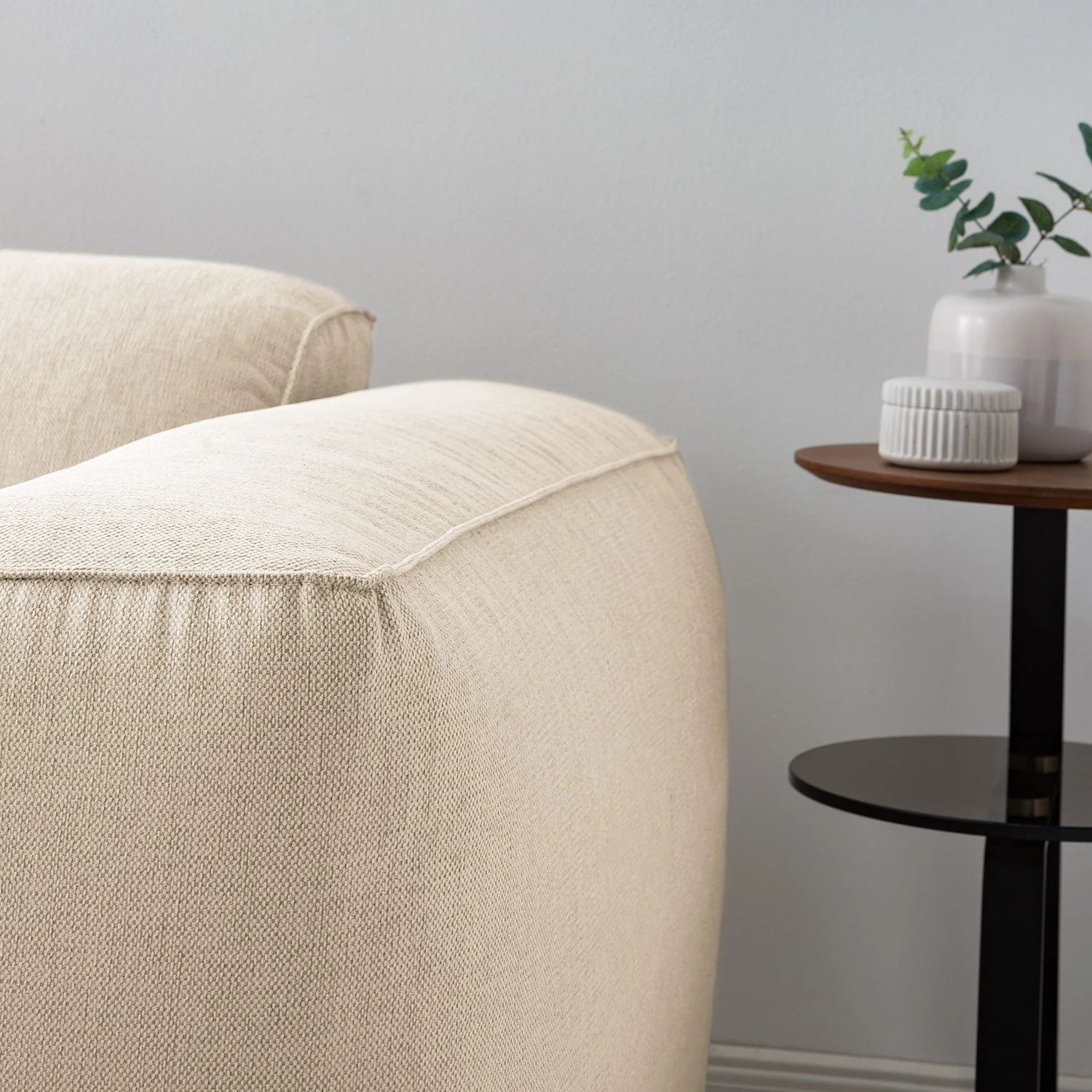 Studio Copenhagen 3-Sitzer Sofa HUDSON - Webstoff Saia: Beige 7 Studio Copenhagen 3-Sitzer Sofa HUDSON - Webstoff Saia: Beige – Bild 7