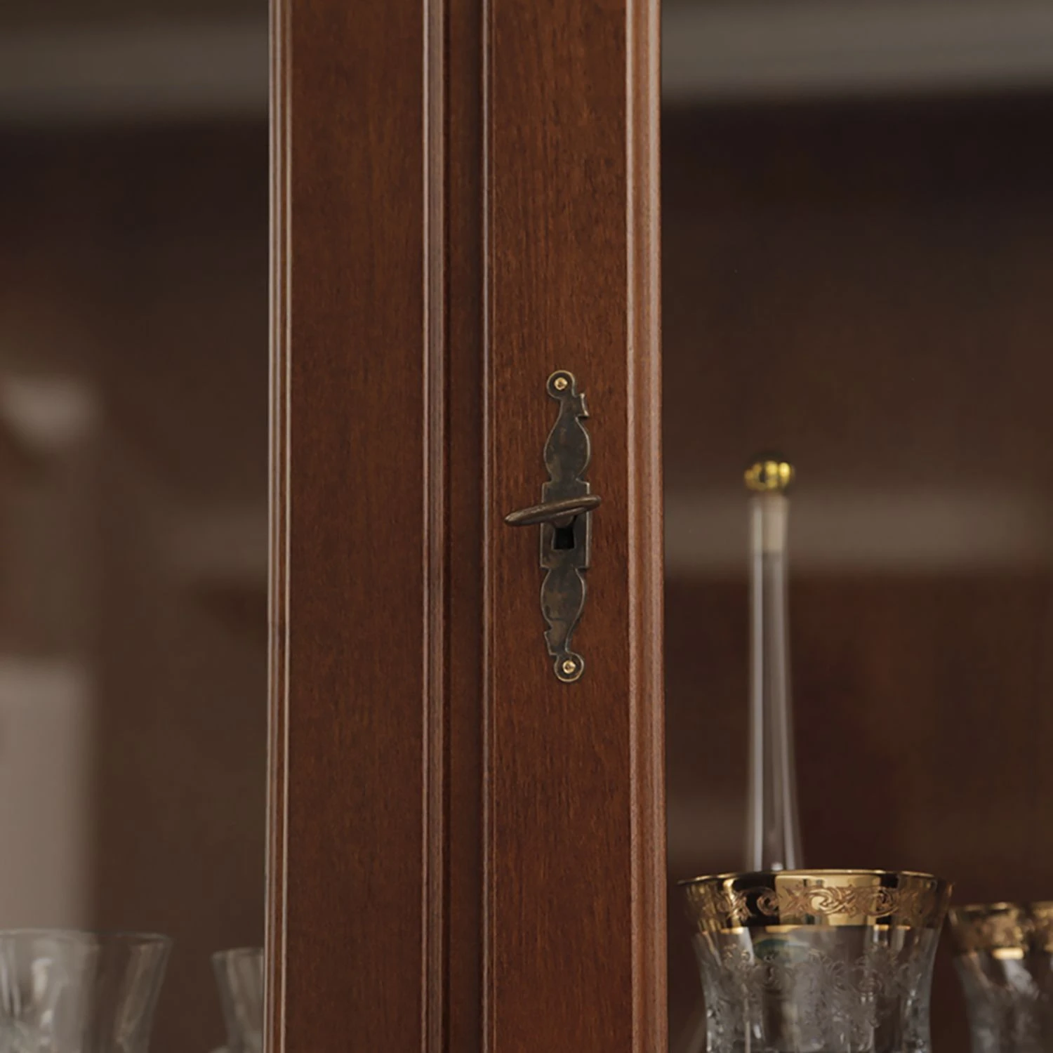 Montreux Vitrine Pevy - Ayous teilmassiv - Antikbraun 12 Montreux Vitrine Pevy - Ayous teilmassiv - Antikbraun – Bild 12