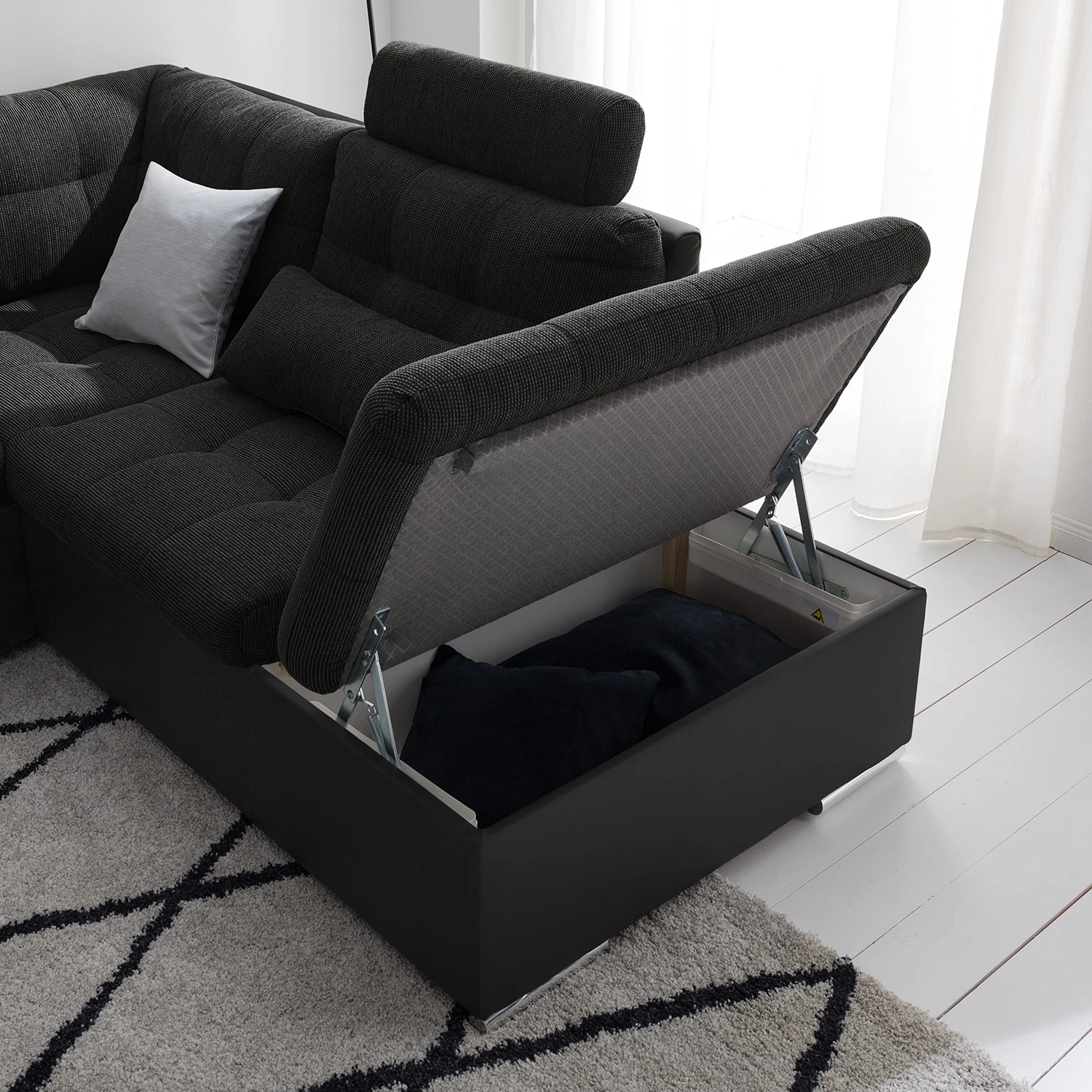 Fredriks Wohnlandschaft Puntiro I - Kunstleder Lilo / Strukturstoff Satur: Schwarz / Anthrazit - Longchair davorstehend links / Ottomane rechts 14 Fredriks Wohnlandschaft Puntiro I - Kunstleder Lilo / Strukturstoff Satur: Schwarz / Anthrazit - Longchair davorstehend links / Ottomane rechts – Bild 14