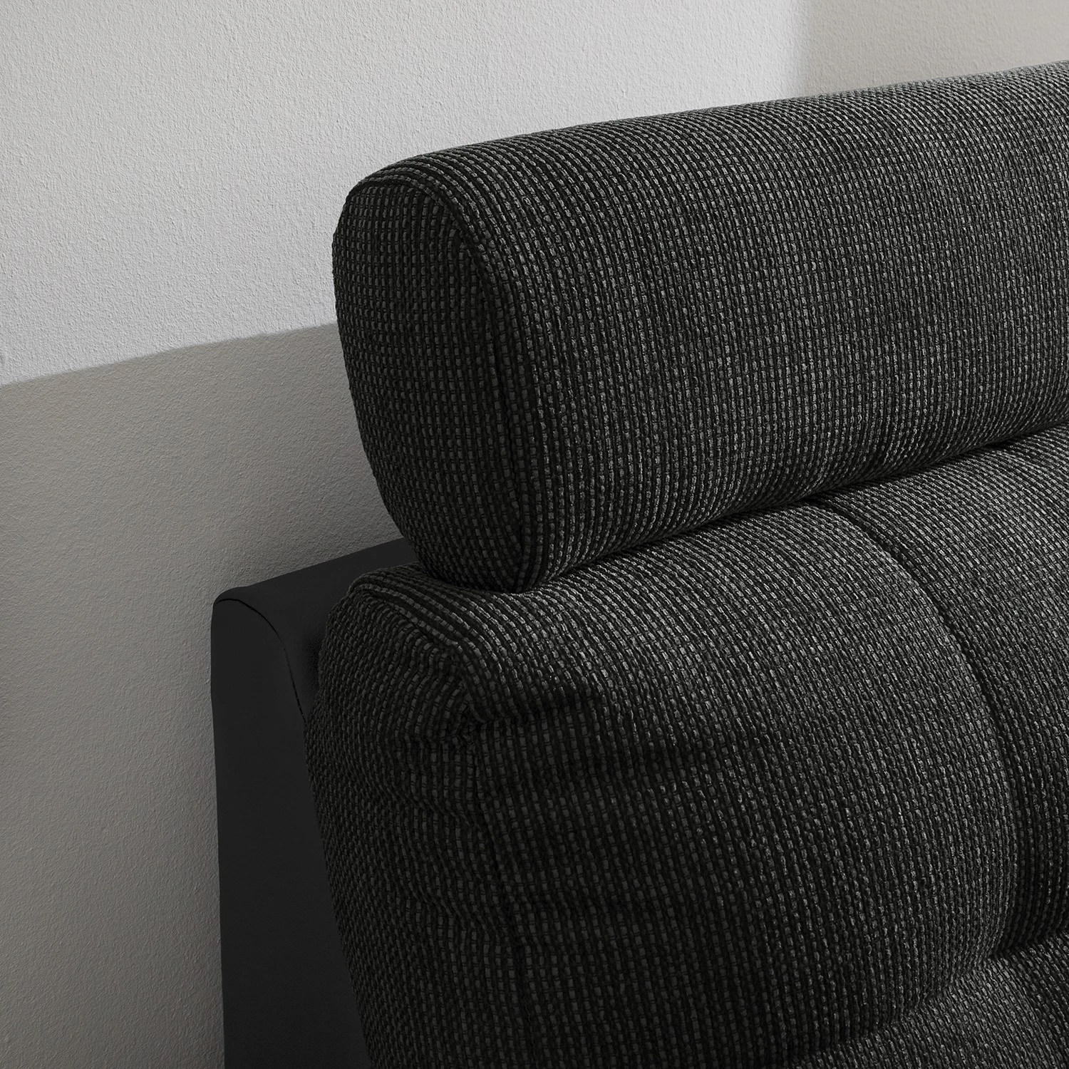 Fredriks Wohnlandschaft Puntiro I - Kunstleder Lilo / Strukturstoff Satur: Schwarz / Anthrazit - Longchair davorstehend links / Ottomane rechts 17 Fredriks Wohnlandschaft Puntiro I - Kunstleder Lilo / Strukturstoff Satur: Schwarz / Anthrazit - Longchair davorstehend links / Ottomane rechts – Bild 17