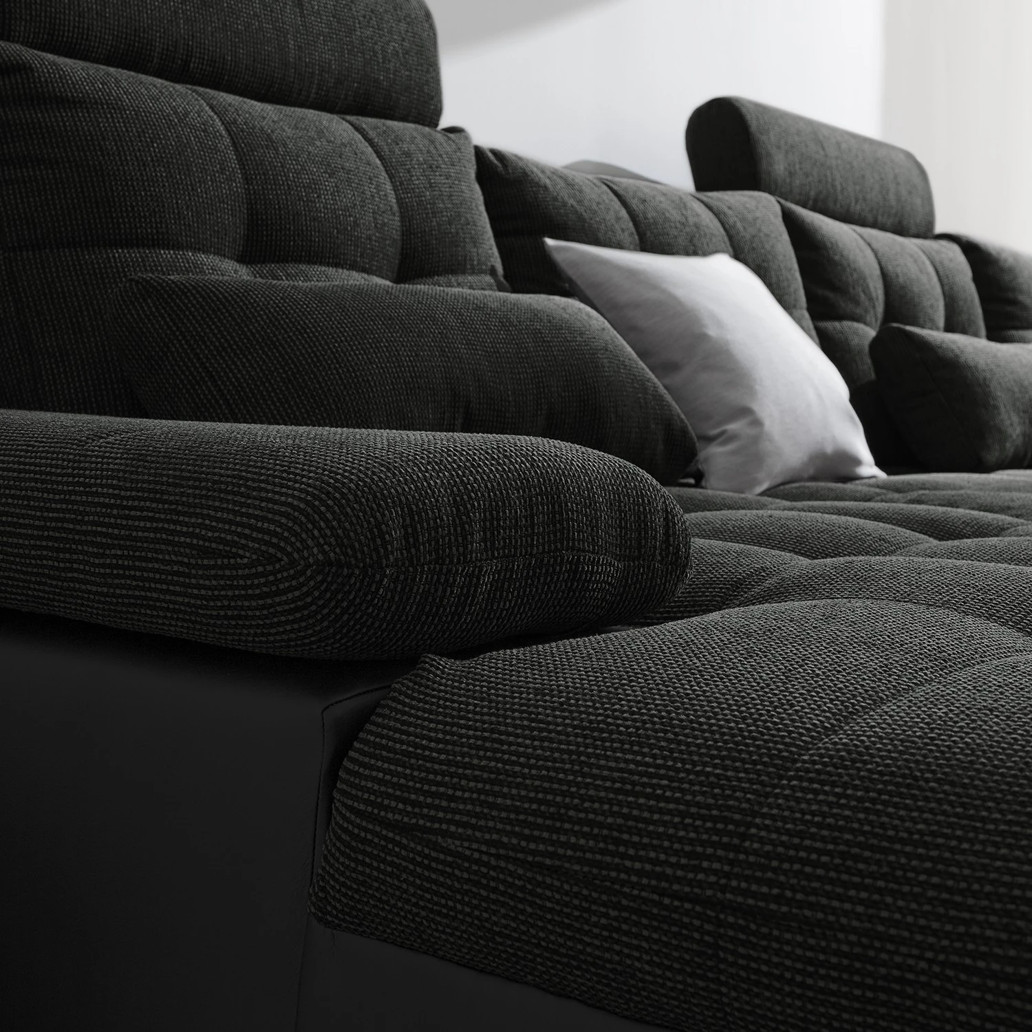 Fredriks Wohnlandschaft Puntiro I - Kunstleder Lilo / Strukturstoff Satur: Schwarz / Anthrazit - Longchair davorstehend links / Ottomane rechts 18 Fredriks Wohnlandschaft Puntiro I - Kunstleder Lilo / Strukturstoff Satur: Schwarz / Anthrazit - Longchair davorstehend links / Ottomane rechts – Bild 18