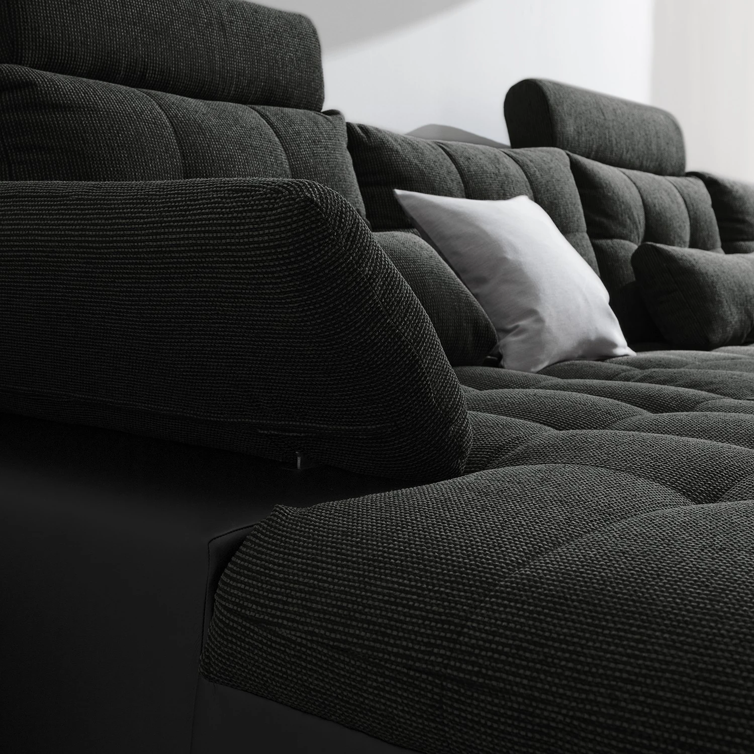 Fredriks Wohnlandschaft Puntiro I - Kunstleder Lilo / Strukturstoff Satur: Schwarz / Anthrazit - Longchair davorstehend links / Ottomane rechts 19 Fredriks Wohnlandschaft Puntiro I - Kunstleder Lilo / Strukturstoff Satur: Schwarz / Anthrazit - Longchair davorstehend links / Ottomane rechts – Bild 19