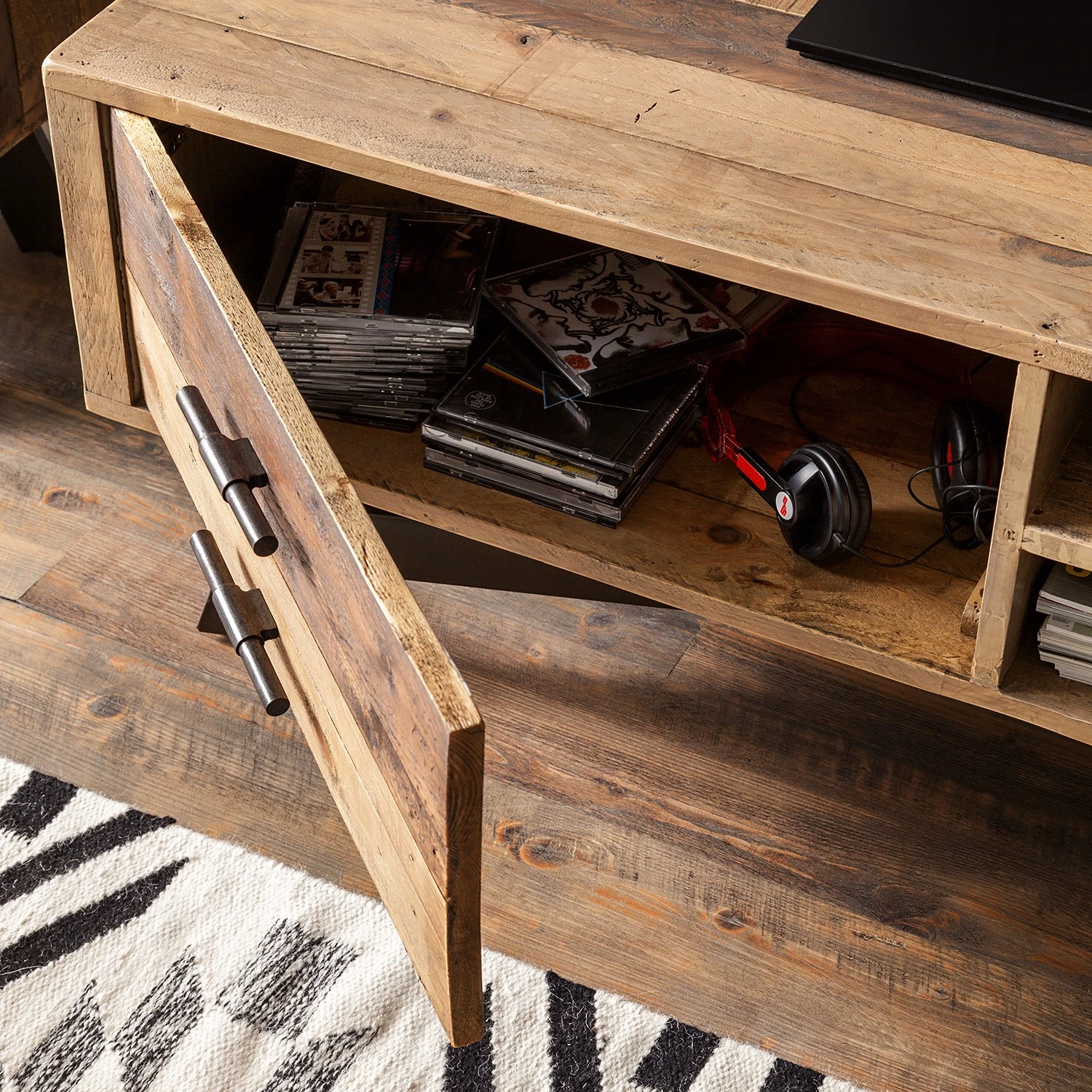 Ars manufacti TV-Lowboard Tamati I - Pinie massiv 9 Ars manufacti TV-Lowboard Tamati I - Pinie massiv – Bild 9