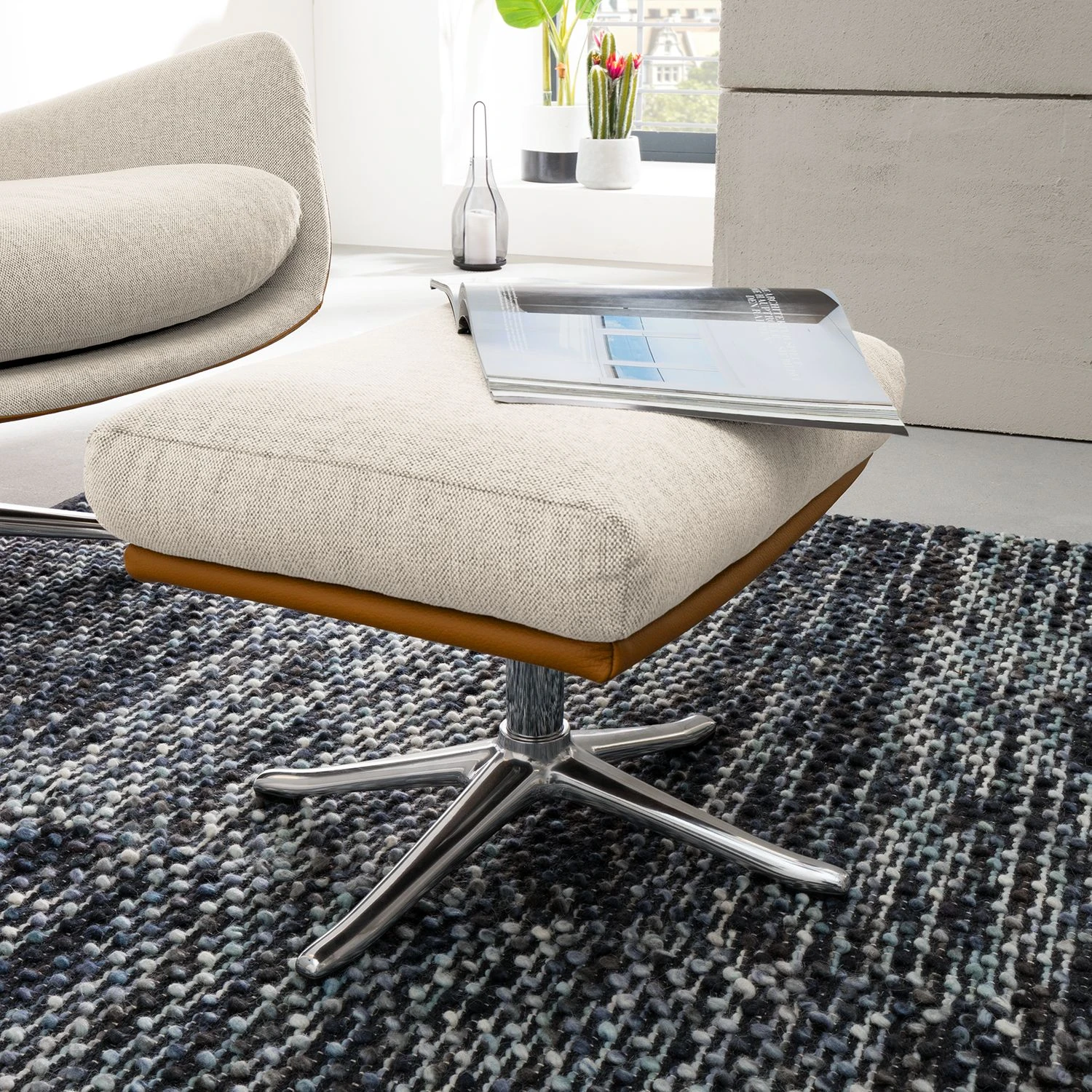 Studio Copenhagen Polsterhocker Hepburn III - Beige / Cognac - Chrom glänzend 3 Studio Copenhagen Polsterhocker Hepburn III - Beige / Cognac - Chrom glänzend – Bild 3