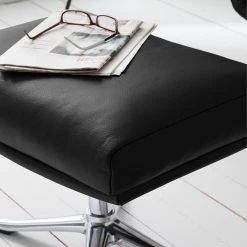 Studio Copenhagen Polsterhocker Hepburn III - Echtleder Neka: Schwarz - Chrom glänzend -Wohnzimmermöbel boutique en ligne 1000110723 180713 152018168 MOOD GALLERYIMAGES P000000001000110723 mood