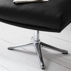 Studio Copenhagen Polsterhocker Hepburn III - Echtleder Neka: Schwarz - Chrom glänzend -Wohnzimmermöbel boutique en ligne 1000110723 180713 152018169 MOOD GALLERYIMAGES P000000001000110723 mood