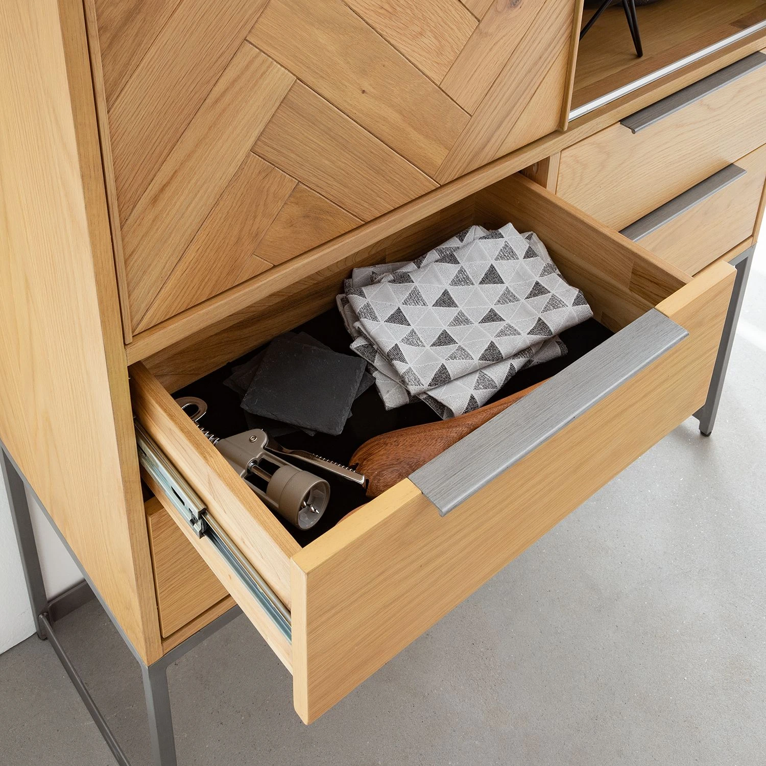 Ars manufacti Barschrank Dharai - Echtholzfurnier / Metall - Eiche / Silber 12 Ars manufacti Barschrank Dharai - Echtholzfurnier / Metall - Eiche / Silber – Bild 12