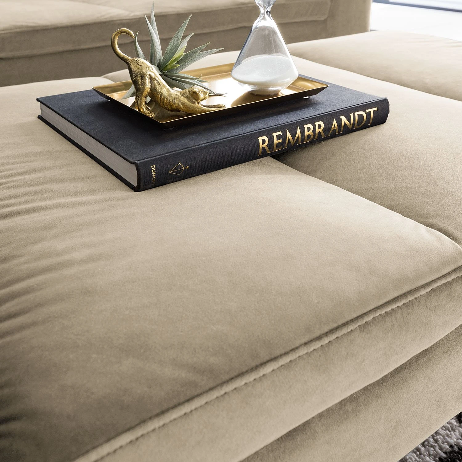 Studio Copenhagen Polsterhocker Madison Samt - Samt Shyla: Beige 7 Studio Copenhagen Polsterhocker Madison Samt - Samt Shyla: Beige – Bild 7