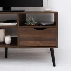 Mørteens TV-Lowboard Gjora I - Gummibaum teilmassiv - Walnuss -Wohnzimmermöbel boutique en ligne 1000123441 190321 17262400009 GALLERYIMAGES P000000001000123441