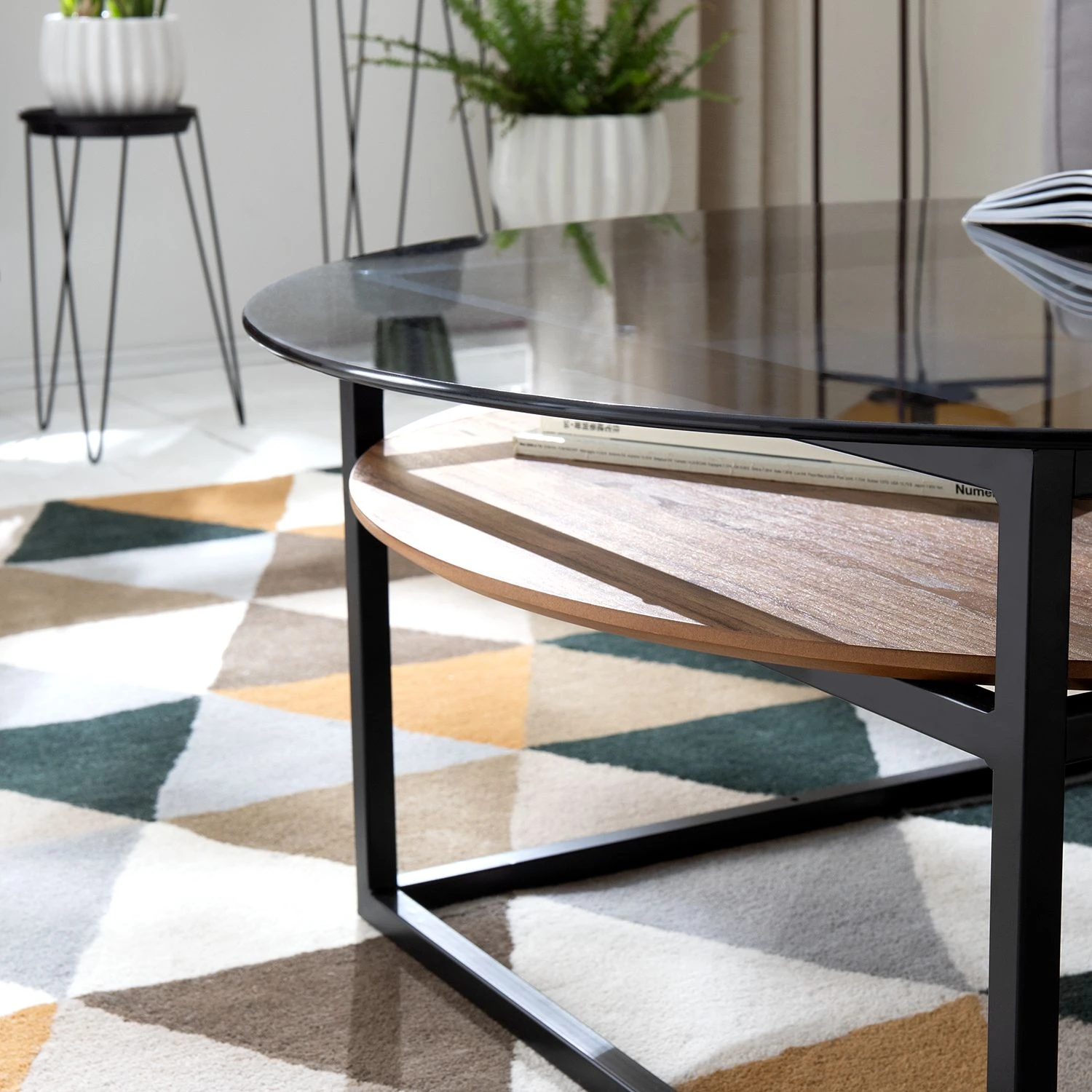 Studio Copenhagen Couchtisch Sumstad - Rauchglas / Metall - Nussbaum / Schwarz 9 Studio Copenhagen Couchtisch Sumstad - Rauchglas / Metall - Nussbaum / Schwarz – Bild 9