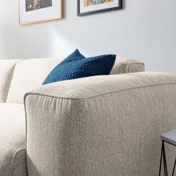 Studio Copenhagen Ecksofa HUDSON 1,5-Sitzer mit Longchair - Webstoff Saia: Beige - Longchair davorstehend links 27 Studio Copenhagen Ecksofa HUDSON 1,5-Sitzer mit Longchair - Webstoff Saia: Beige - Longchair davorstehend links -Wohnzimmermöbel boutique en ligne 1000123836 190916 13150900021 DETAILS P000000001000123836 1