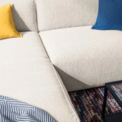 Studio Copenhagen Ecksofa HUDSON 1,5-Sitzer mit Longchair - Webstoff Saia: Beige - Longchair davorstehend links 29 Studio Copenhagen Ecksofa HUDSON 1,5-Sitzer mit Longchair - Webstoff Saia: Beige - Longchair davorstehend links -Wohnzimmermöbel boutique en ligne 1000123836 190916 13150900023 DETAILS P000000001000123836 1