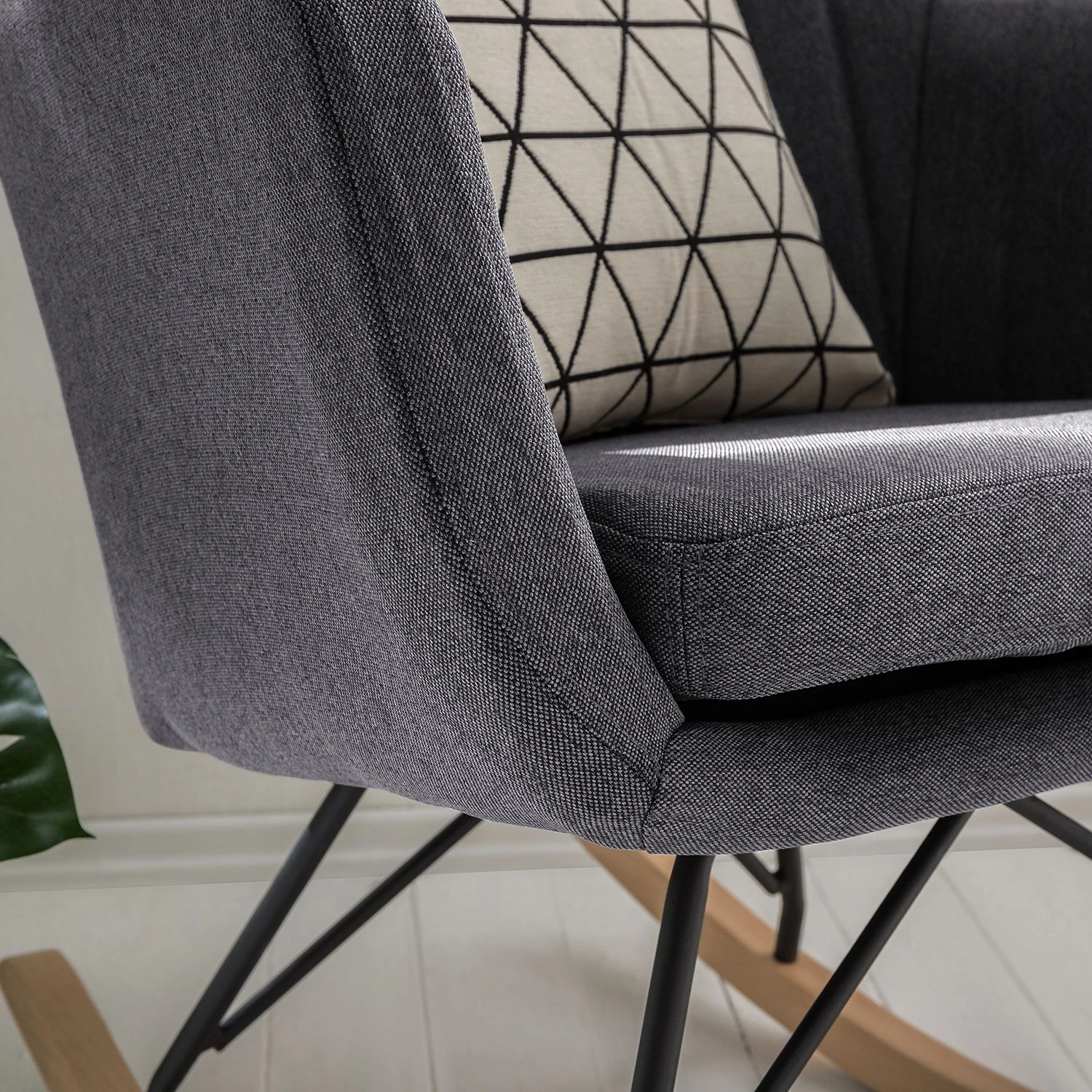 Mørteens Schaukelstuhl Leedy - Webstoff / Buche massiv - Dunkelgrau / Buche 9 Mørteens Schaukelstuhl Leedy - Webstoff / Buche massiv - Dunkelgrau / Buche – Bild 9