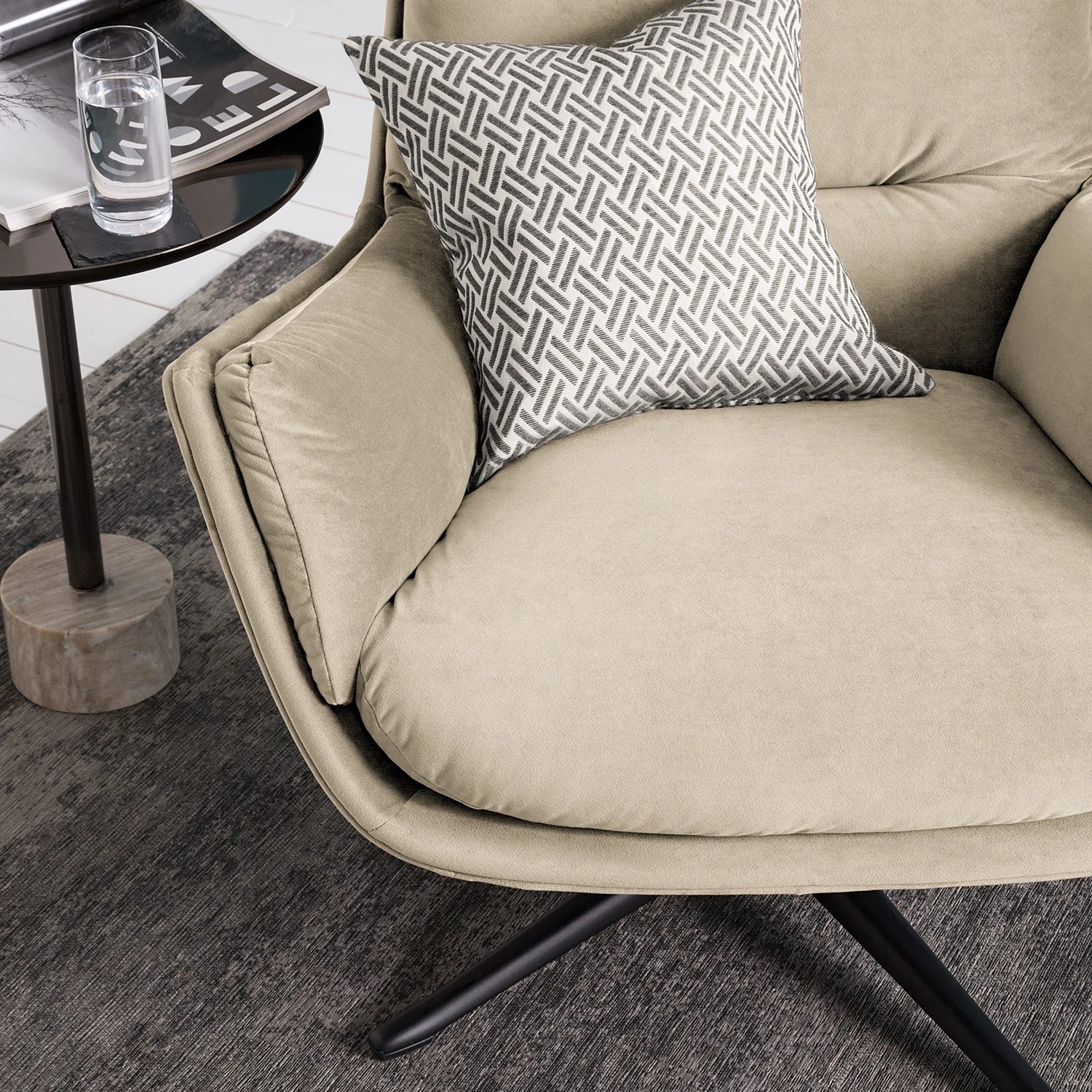 Studio Copenhagen Sessel Garbo IV - Samt Shyla: Beige - Schwarz 8 Studio Copenhagen Sessel Garbo IV - Samt Shyla: Beige - Schwarz – Bild 8