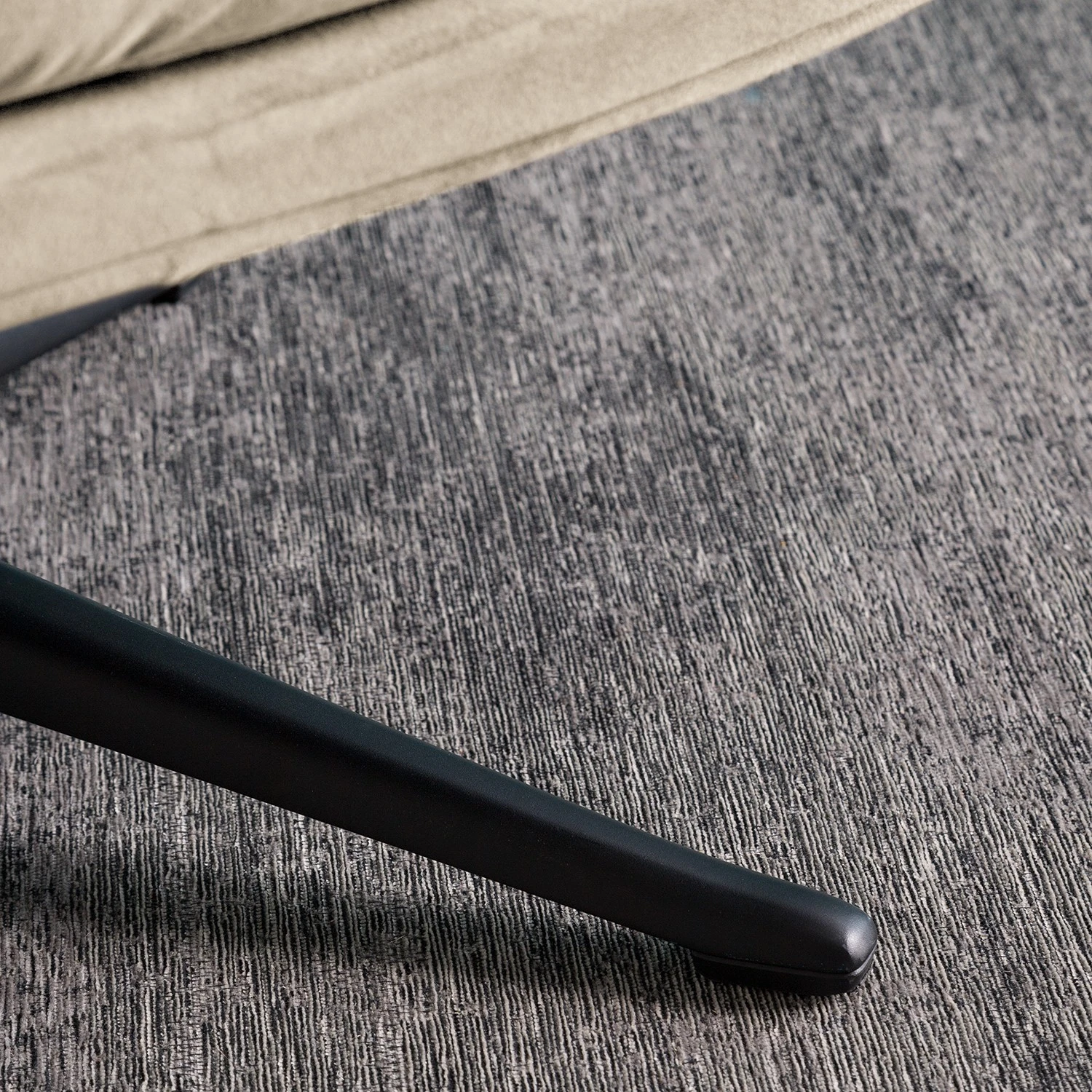 Studio Copenhagen Sessel Garbo IV - Samt Shyla: Beige - Schwarz 10 Studio Copenhagen Sessel Garbo IV - Samt Shyla: Beige - Schwarz – Bild 10