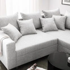 Fredriks Ecksofa Arimo - Ottomane davorstehend rechts - Mit Hocker 49 Fredriks Ecksofa Arimo - Ottomane davorstehend rechts - Mit Hocker -Wohnzimmermöbel boutique en ligne 1000163973 210614 18411801303 DETAILS P000000001000163973