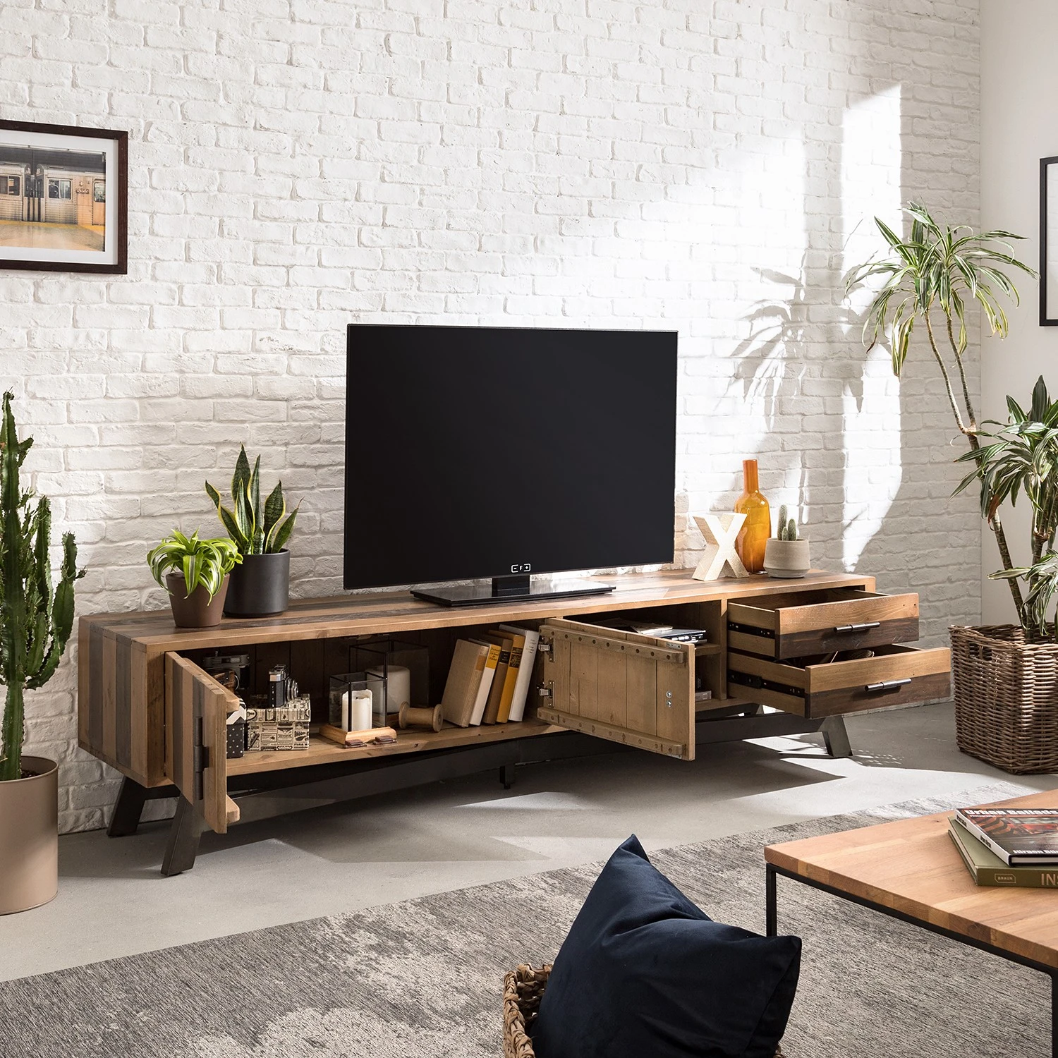 Ars manufacti TV-Lowboard Tamati III - Pinie massiv / Eisen - Pinie / Schwarz 3 Ars manufacti TV-Lowboard Tamati III - Pinie massiv / Eisen - Pinie / Schwarz – Bild 3