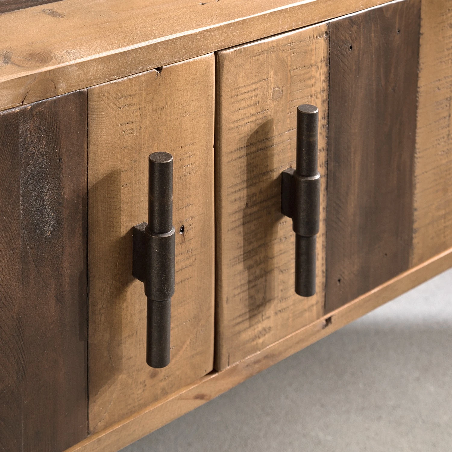 Ars manufacti TV-Lowboard Tamati III - Pinie massiv / Eisen - Pinie / Schwarz 14 Ars manufacti TV-Lowboard Tamati III - Pinie massiv / Eisen - Pinie / Schwarz – Bild 14