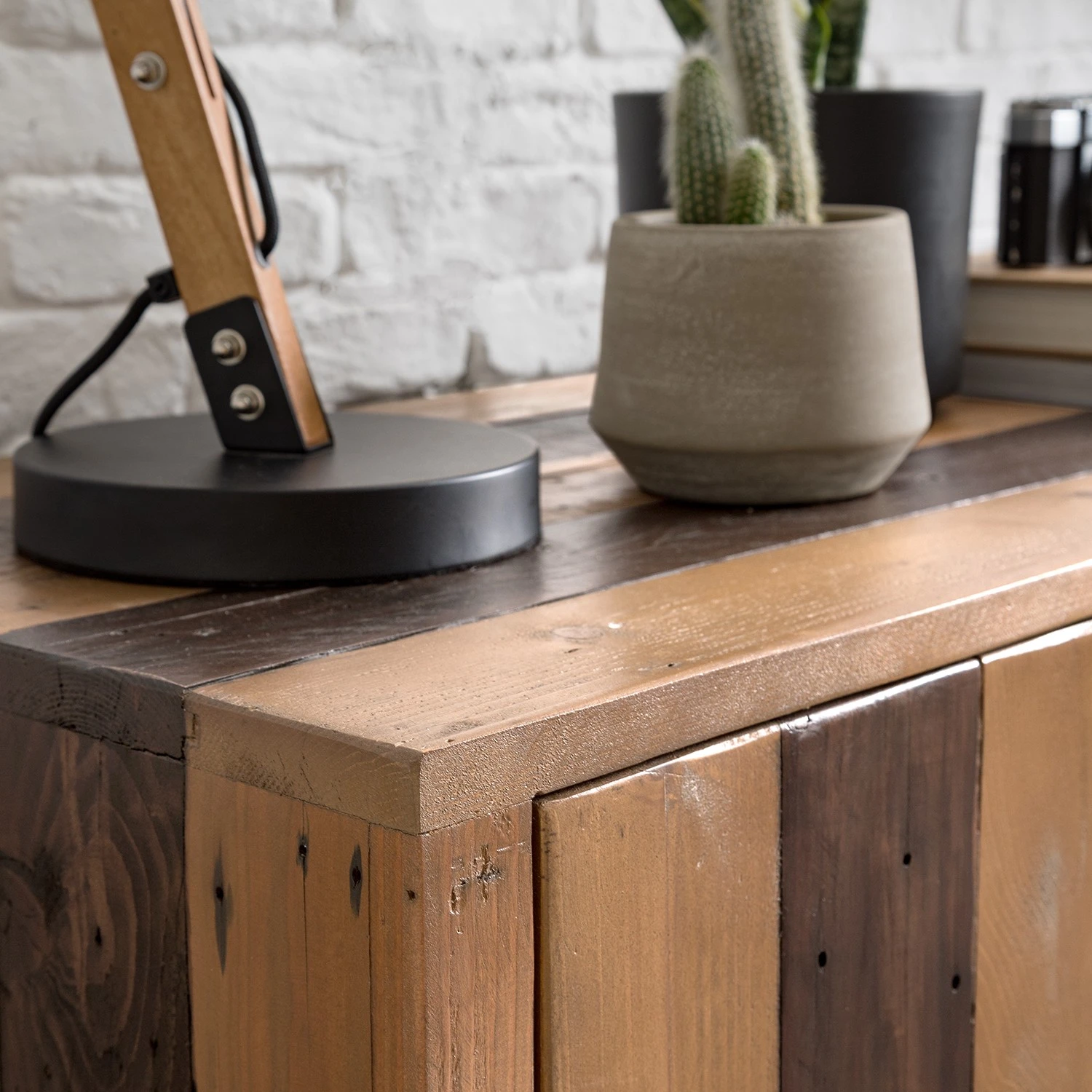 Ars manufacti Sideboard Tamati II - Pinie massiv / Eisen - Pinie / Schwarz 9 Ars manufacti Sideboard Tamati II - Pinie massiv / Eisen - Pinie / Schwarz – Bild 9