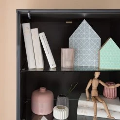 Mørteens Standvitrine Lindholm - Eiche teilmassiv - Matt Grau -Wohnzimmermöbel boutique en ligne 1000170810 200108 13505900003 DETAILS P000000001000170810