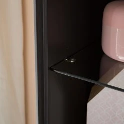 Mørteens Standvitrine Lindholm - Eiche teilmassiv - Matt Grau -Wohnzimmermöbel boutique en ligne 1000170810 200108 13505900007 DETAILS P000000001000170810