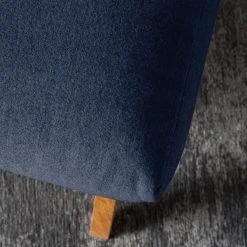 Studio Copenhagen Polsterhocker Garbo VII - Webstoff Milan: Dunkelblau - Eiche Dunkel -Wohnzimmermöbel boutique en ligne 1000172572 200106 10523200383 DETAILS P000000001000172572