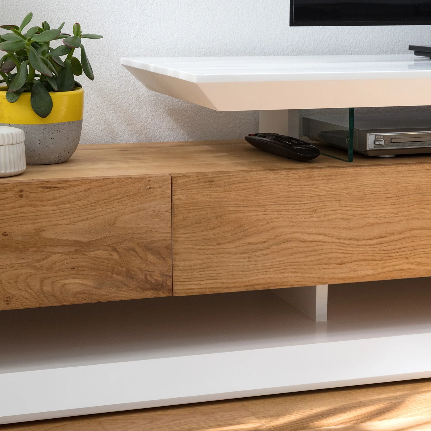 Fredriks TV-Lowboard Hensies - Matt Weiß / Asteiche 7 Fredriks TV-Lowboard Hensies - Matt Weiß / Asteiche – Bild 7