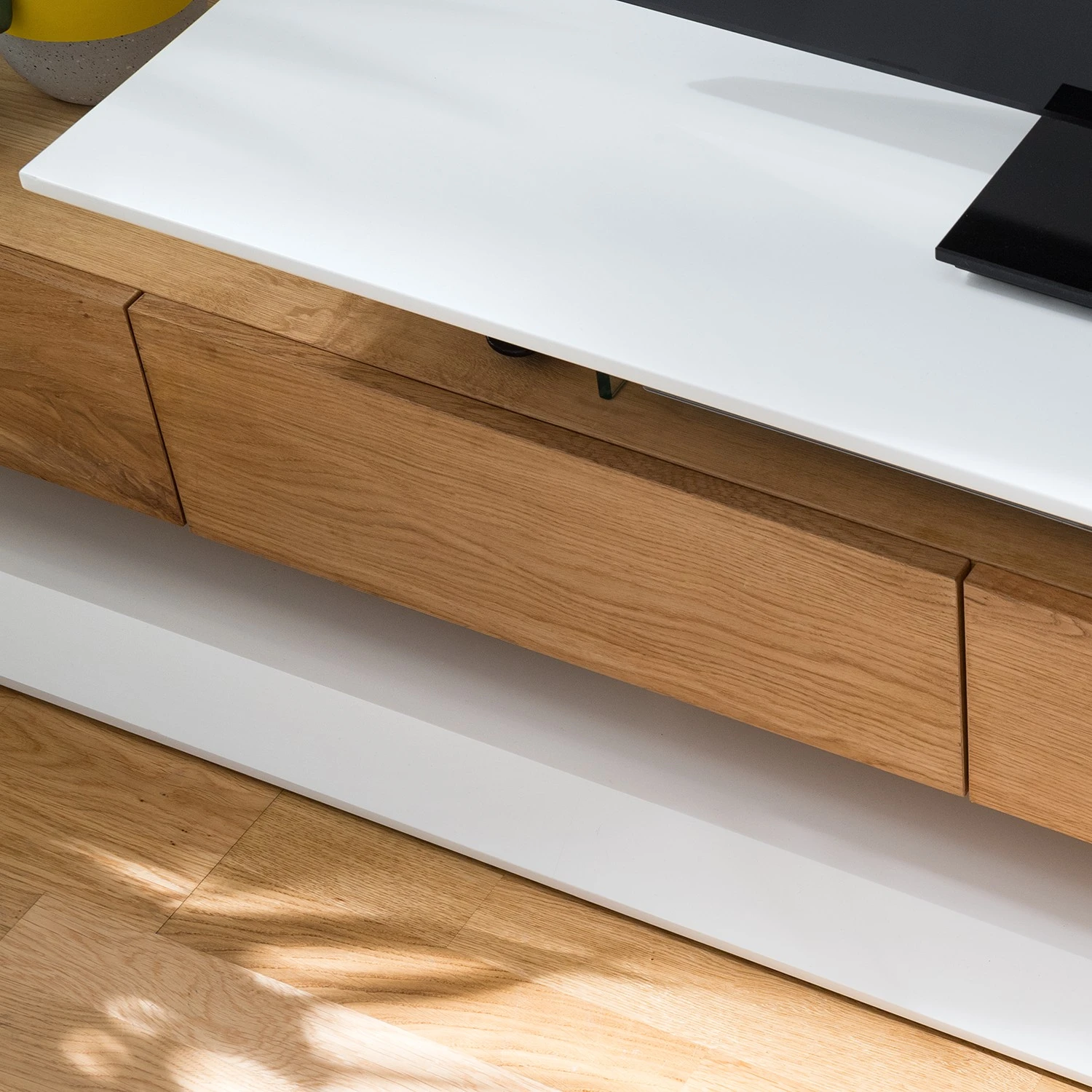 Fredriks TV-Lowboard Hensies - Matt Weiß / Asteiche 10 Fredriks TV-Lowboard Hensies - Matt Weiß / Asteiche – Bild 10