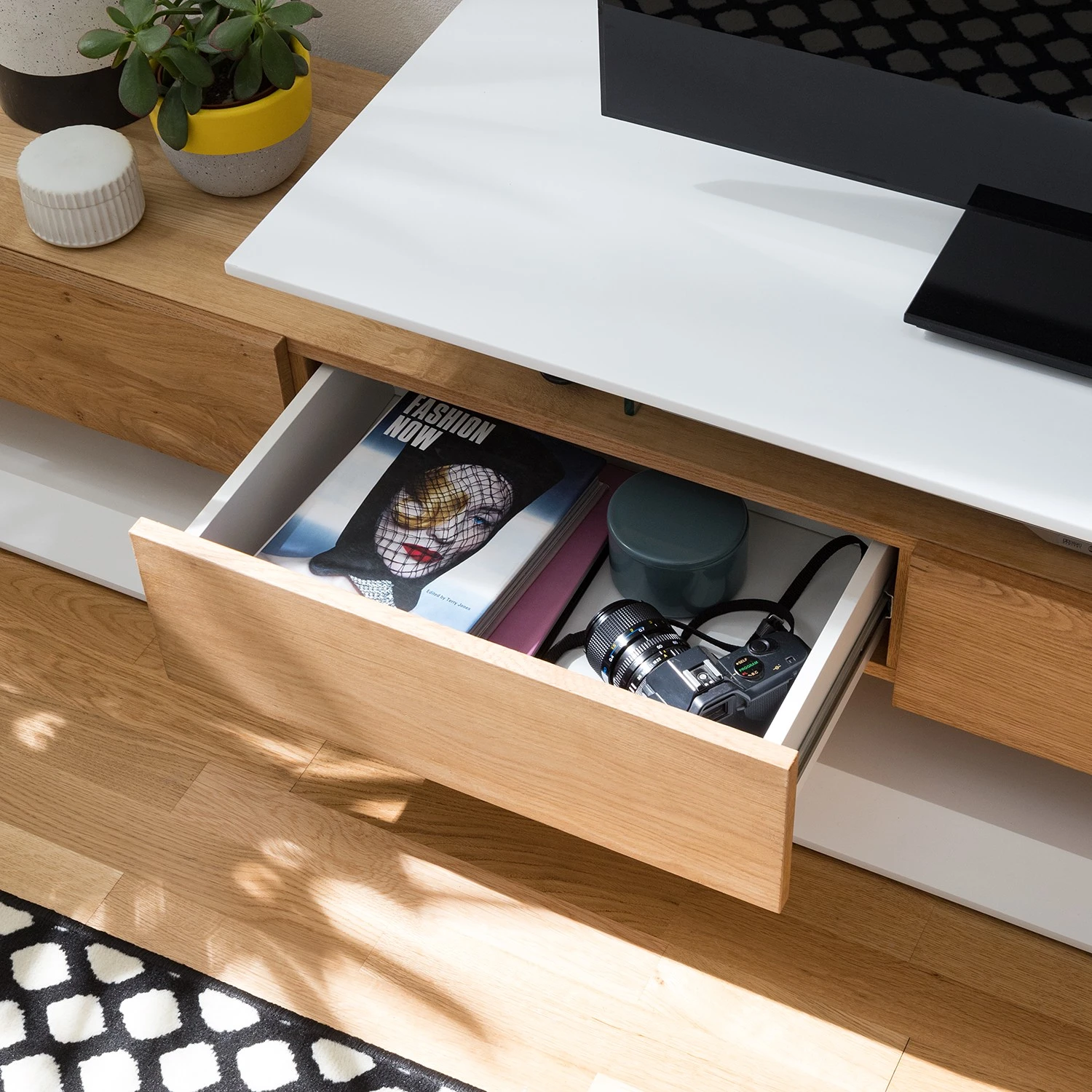 Fredriks TV-Lowboard Hensies - Matt Weiß / Asteiche 11 Fredriks TV-Lowboard Hensies - Matt Weiß / Asteiche – Bild 11