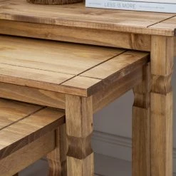 Maison Belfort Beistelltisch Finca Rustica (3er-Set) - Kiefer massiv - Kiefer Natur 21 Maison Belfort Beistelltisch Finca Rustica (3er-Set) - Kiefer massiv - Kiefer Natur -Wohnzimmermöbel boutique en ligne 1000178023 200511 14284700004 DETAILS P000000001000178023