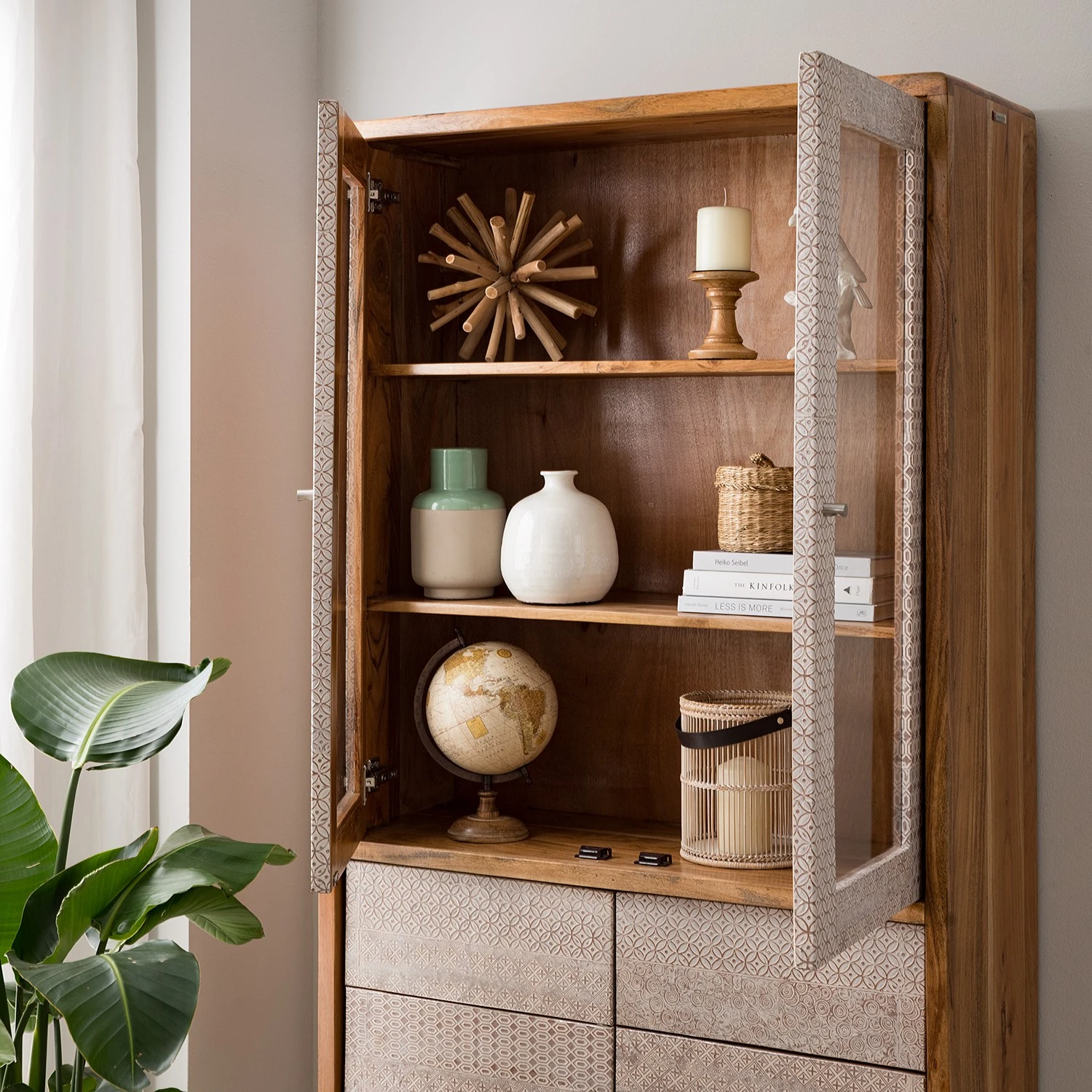 Ars manufacti Vitrinenschrank Buuda - Akazie massiv - Ecru / Akazie 7 Ars manufacti Vitrinenschrank Buuda - Akazie massiv - Ecru / Akazie – Bild 7