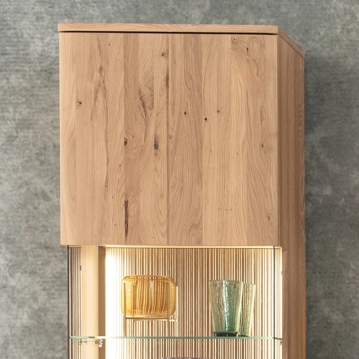 Loftscape Hängevitrine Salvo - Eiche teilmassiv - Balkeneiche Bianco / Grau 5 Loftscape Hängevitrine Salvo - Eiche teilmassiv - Balkeneiche Bianco / Grau – Bild 5