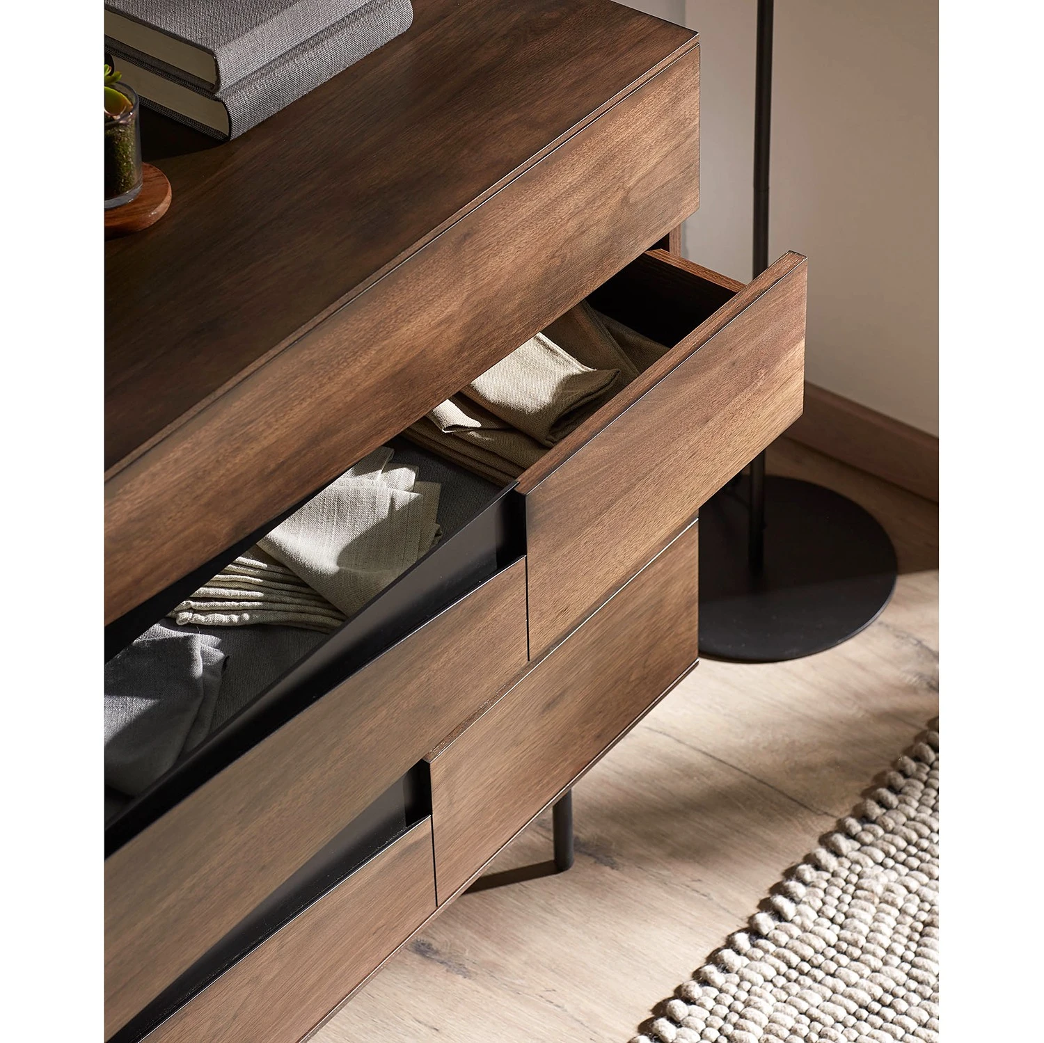 Red Living Kommode Kluuvi I - Echtholzfurnier - Walnuss / Schwarz 11 Red Living Kommode Kluuvi I - Echtholzfurnier - Walnuss / Schwarz – Bild 11