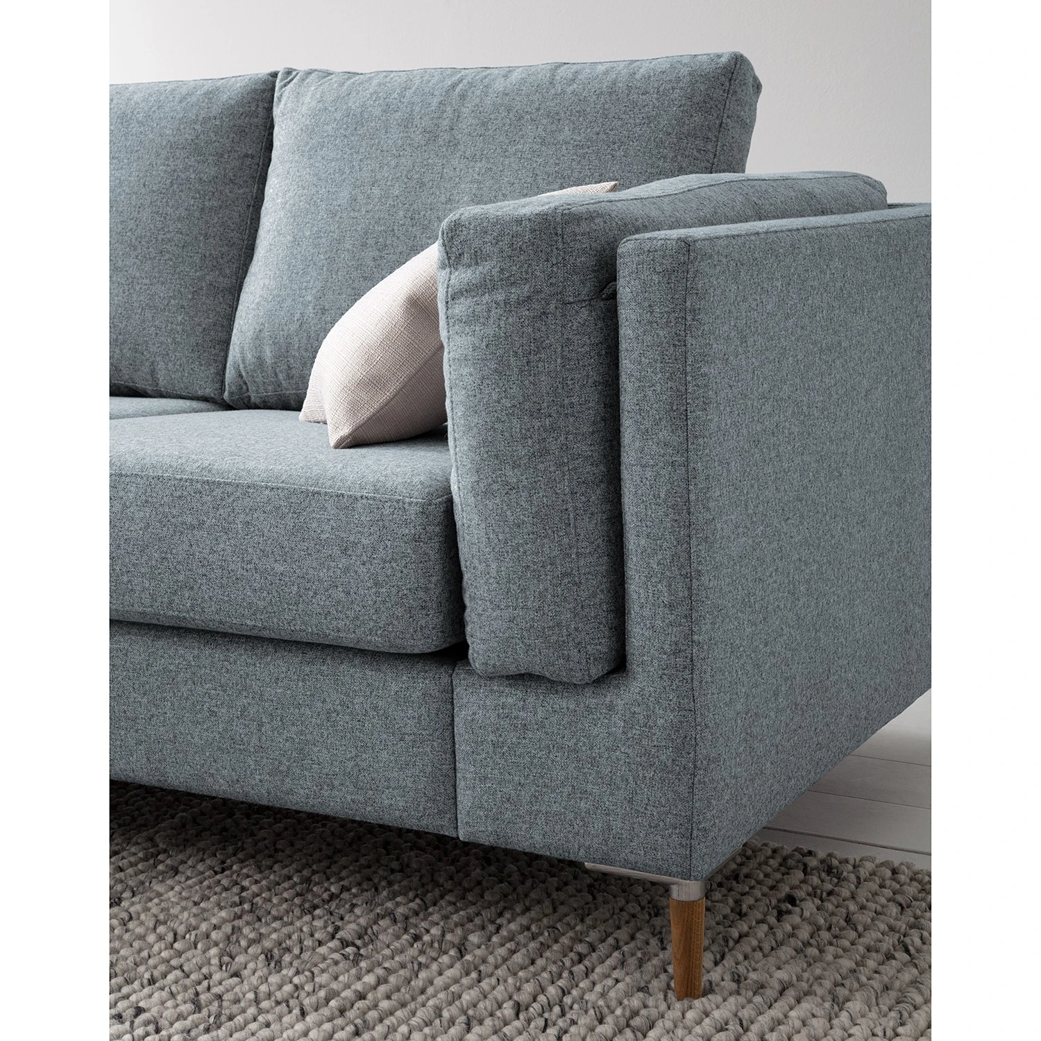 Studio Copenhagen Ecksofa COSO Classic+ mit Ottomane - Webstoff Inze: Graublau - Breite: 245 cm - Ottomane davorstehend links - Bettkasten - Eiche Dunkel 15 Studio Copenhagen Ecksofa COSO Classic+ mit Ottomane - Webstoff Inze: Graublau - Breite: 245 cm - Ottomane davorstehend links - Bettkasten - Eiche Dunkel – Bild 15