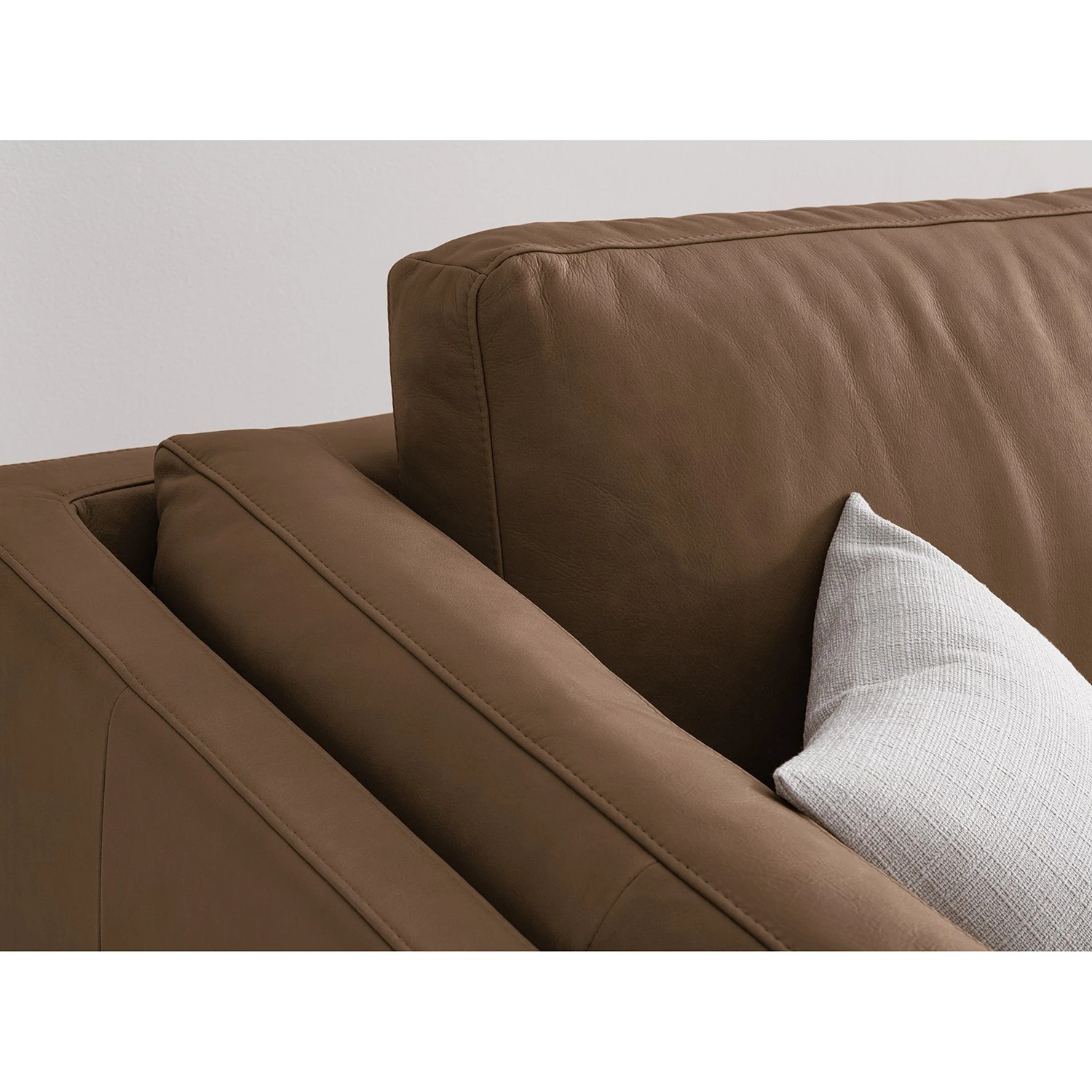Studio Copenhagen Ecksofa COSO Classic+ mit Ottomane - Echtleder Taru: Nougat - Breite: 245 cm - Ottomane davorstehend rechts - Bettkasten - Eiche Dunkel 14 Studio Copenhagen Ecksofa COSO Classic+ mit Ottomane - Echtleder Taru: Nougat - Breite: 245 cm - Ottomane davorstehend rechts - Bettkasten - Eiche Dunkel – Bild 14
