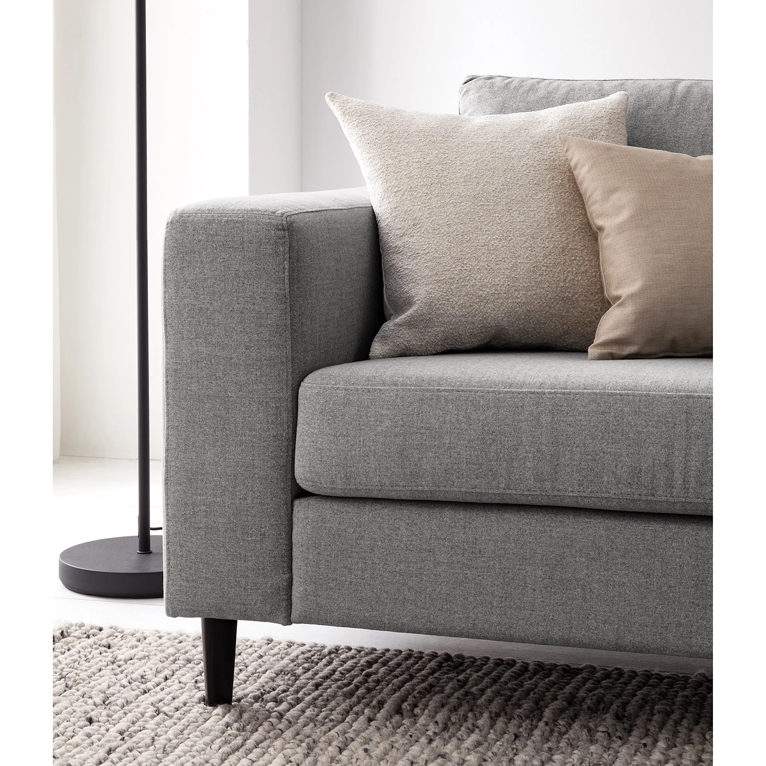 Studio Copenhagen 3-Sitzer Sofa COSO Classic - Webstoff Milan: Hellgrau - Buche 9 Studio Copenhagen 3-Sitzer Sofa COSO Classic - Webstoff Milan: Hellgrau - Buche – Bild 9