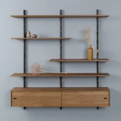 Studio Copenhagen Wandregal Lautaro X - Eiche massiv / Walnuss teilmassiv - Eiche Schwarz / Walnuss -Wohnzimmermöbel boutique en ligne 1000216666 200820 06182200235 MOOD DETAILS P000000001000216666 mood