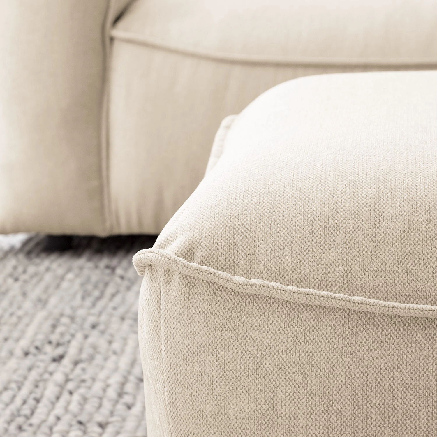 Studio Copenhagen Polsterhocker Buckley - Webstoff Saia: Beige 7 Studio Copenhagen Polsterhocker Buckley - Webstoff Saia: Beige – Bild 7