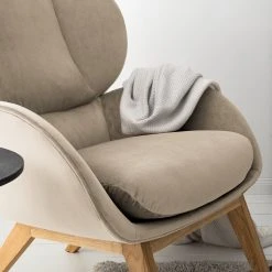 Studio Copenhagen Sessel Marols - Samt Shyla: Beige - Eiche Hell 21 Studio Copenhagen Sessel Marols - Samt Shyla: Beige - Eiche Hell -Wohnzimmermöbel boutique en ligne 1000217181 210122 15291100033 DETAILS P000000001000217181