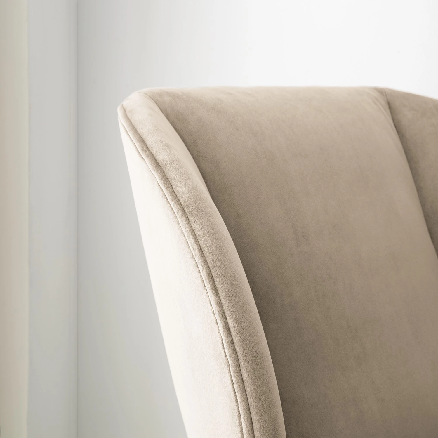 Studio Copenhagen Sessel Marols - Samt Shyla: Beige - Eiche Hell 10 Studio Copenhagen Sessel Marols - Samt Shyla: Beige - Eiche Hell – Bild 10