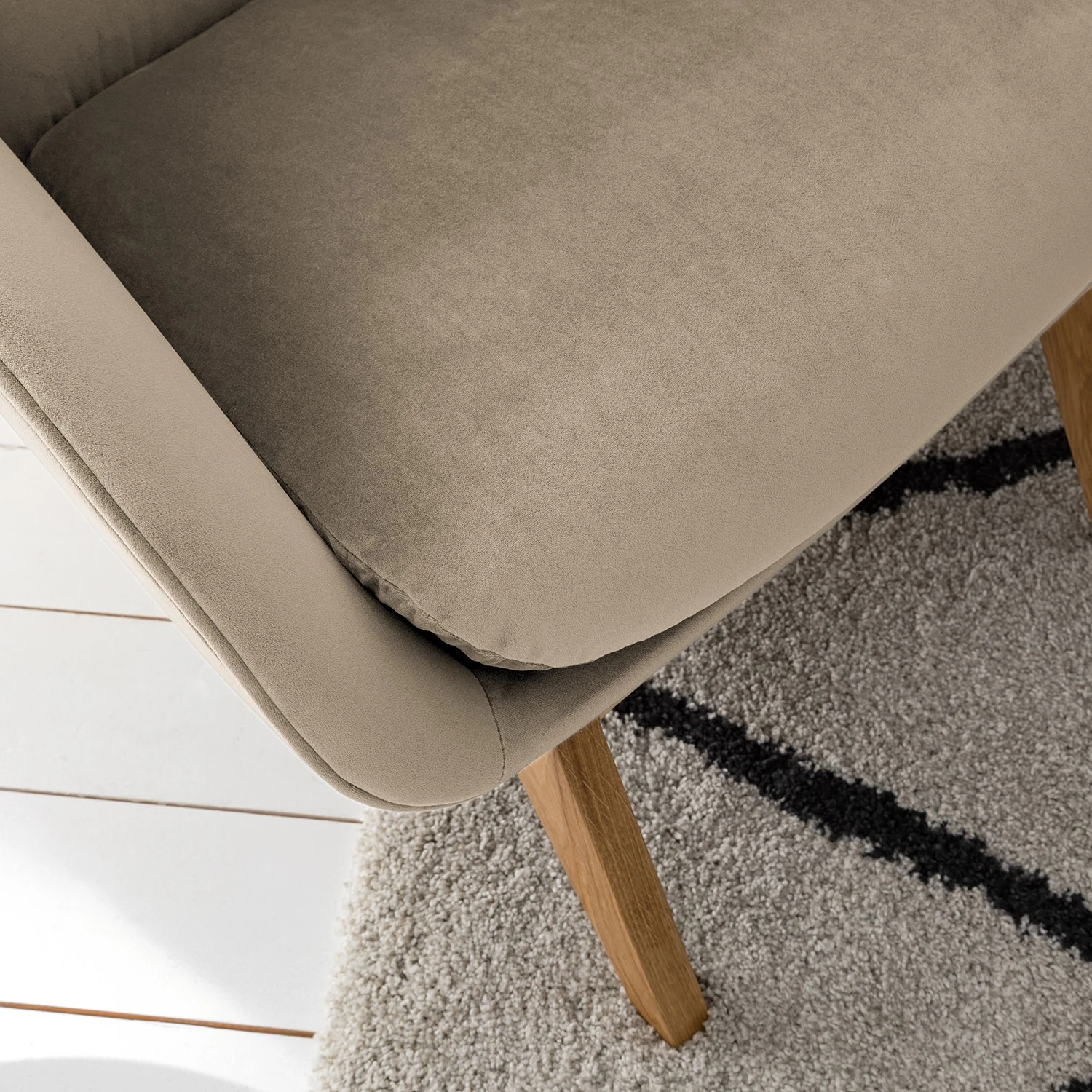 Studio Copenhagen Sessel Marols - Samt Shyla: Beige - Eiche Hell 8 Studio Copenhagen Sessel Marols - Samt Shyla: Beige - Eiche Hell – Bild 8