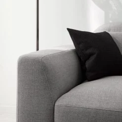 Studio Copenhagen Sofa Berrie (2-Sitzer) - Webstoff Milan: Hellgrau -Wohnzimmermöbel boutique en ligne 1000217241 210208 16100700070 DETAILS P000000001000217241