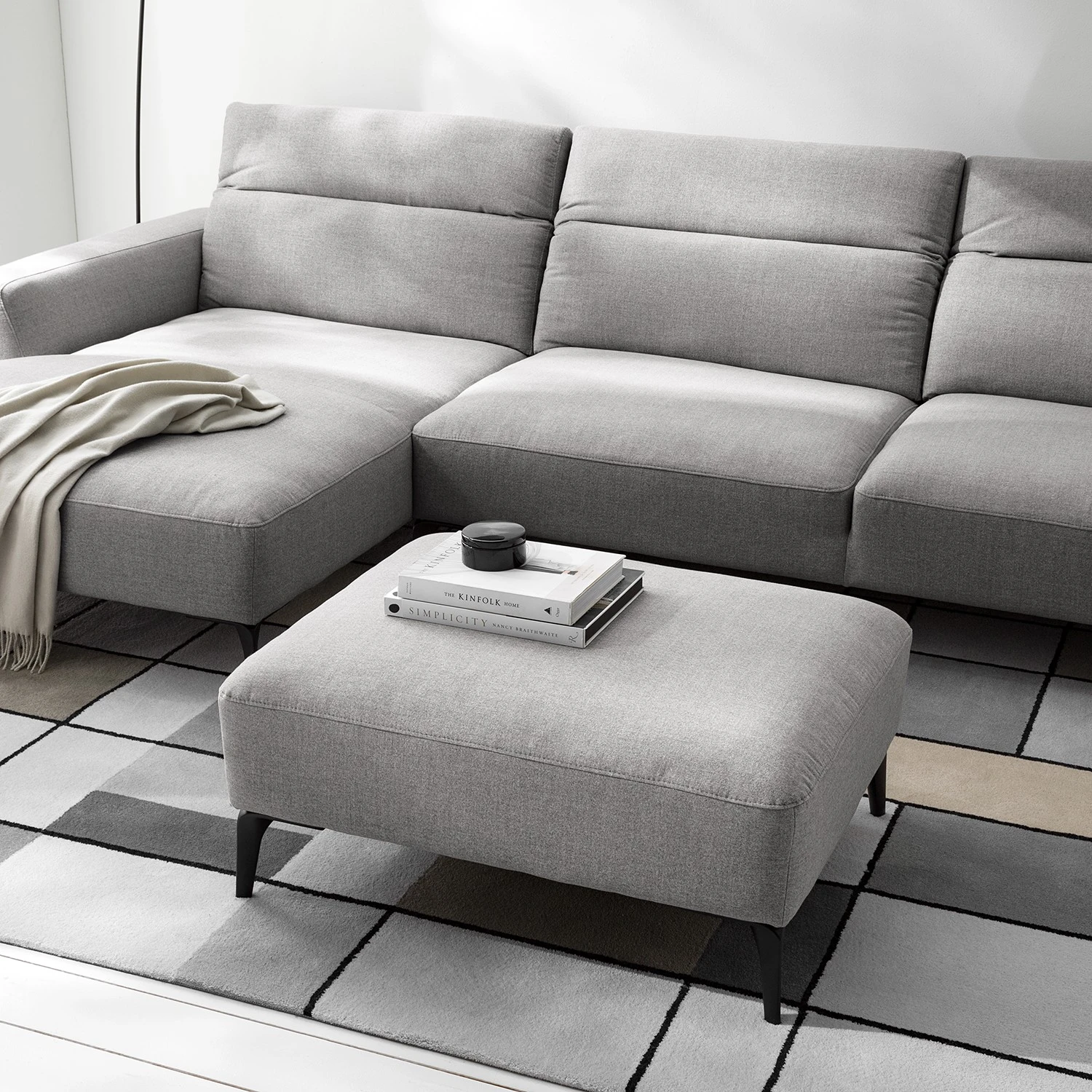 Studio Copenhagen Polsterhocker Berrie - Webstoff Milan: Hellgrau 3 Studio Copenhagen Polsterhocker Berrie - Webstoff Milan: Hellgrau – Bild 3