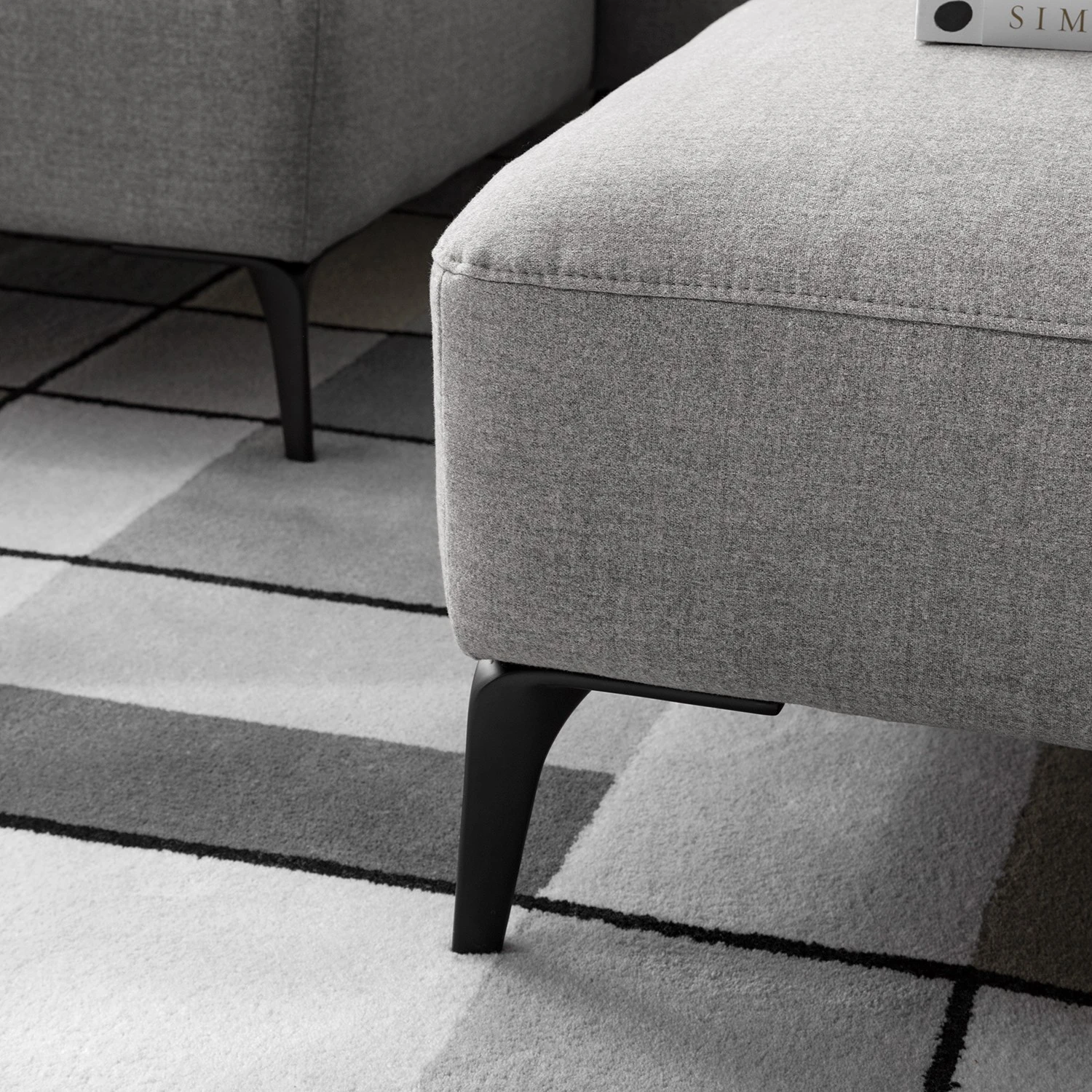 Studio Copenhagen Polsterhocker Berrie - Webstoff Milan: Hellgrau 6 Studio Copenhagen Polsterhocker Berrie - Webstoff Milan: Hellgrau – Bild 6