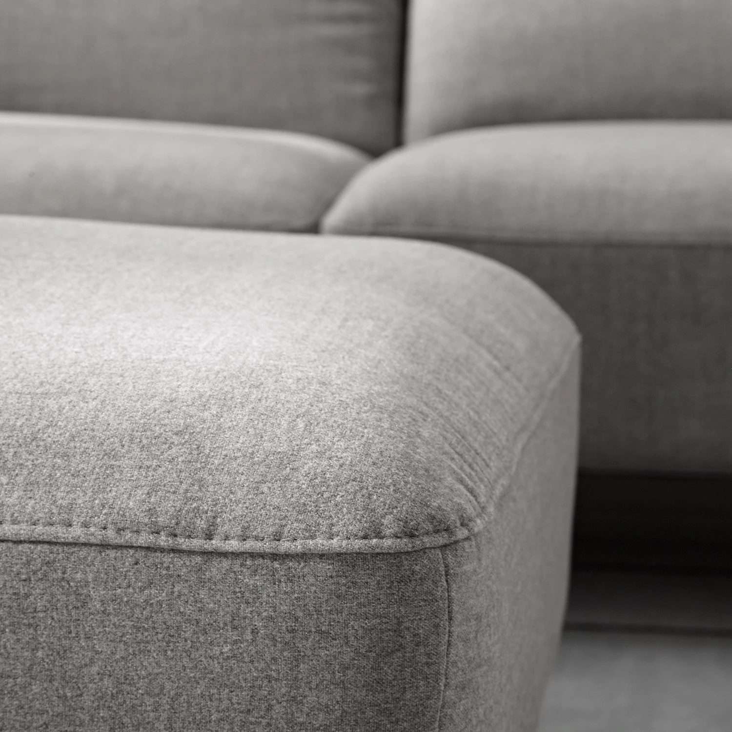 Studio Copenhagen Polsterhocker Berrie - Webstoff Milan: Hellgrau 7 Studio Copenhagen Polsterhocker Berrie - Webstoff Milan: Hellgrau – Bild 7