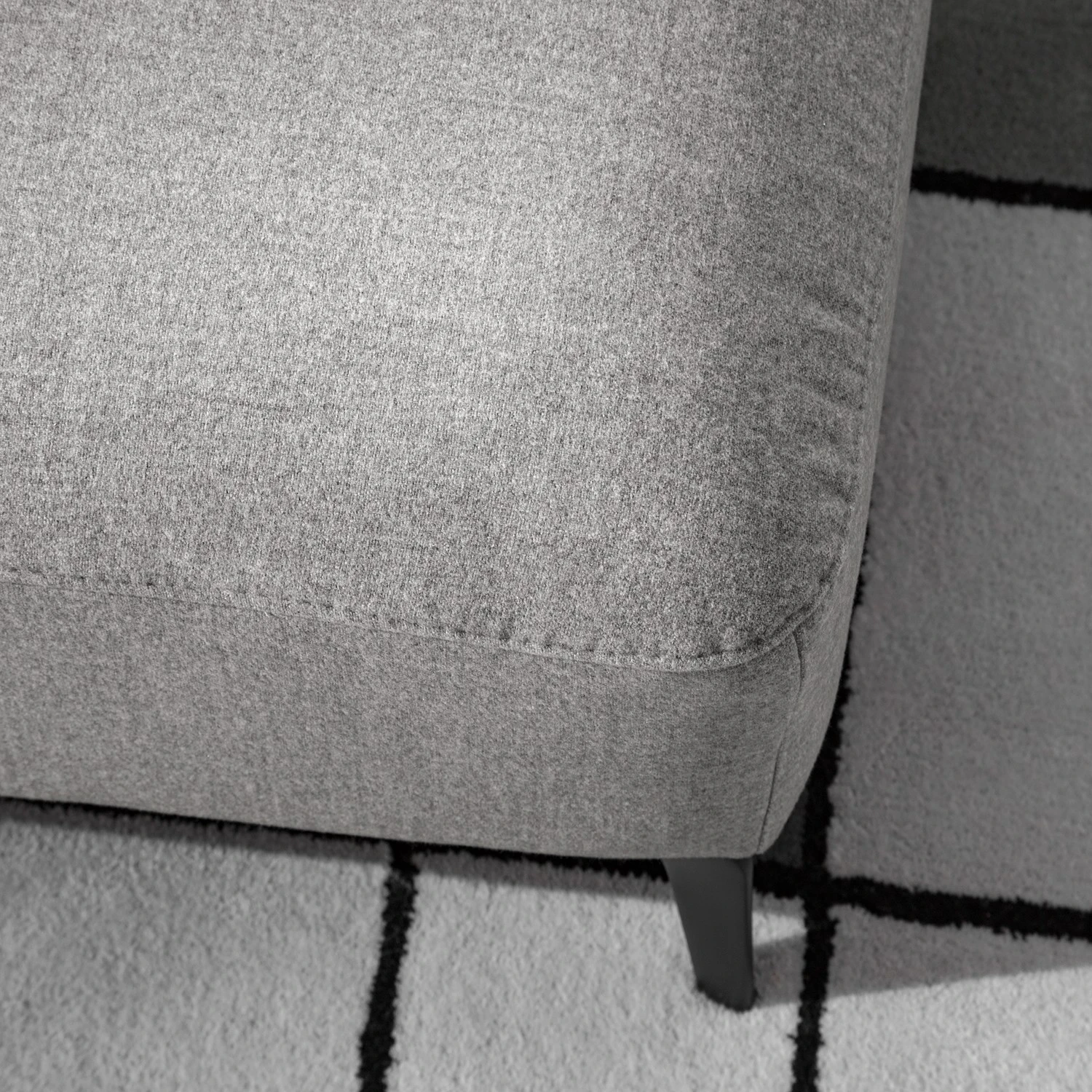 Studio Copenhagen Polsterhocker Berrie - Webstoff Milan: Hellgrau 8 Studio Copenhagen Polsterhocker Berrie - Webstoff Milan: Hellgrau – Bild 8