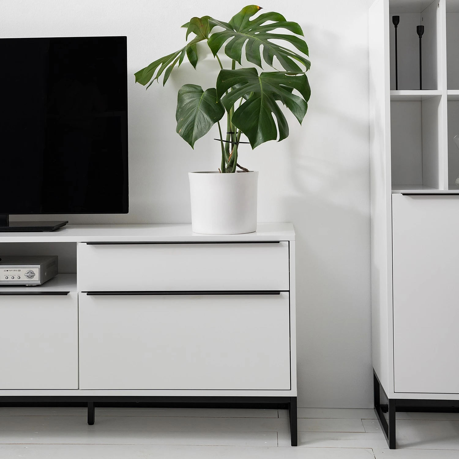 Fredriks Lowboard White Hall II - Matt Weiß / Schwarz 15 Fredriks Lowboard White Hall II - Matt Weiß / Schwarz – Bild 15