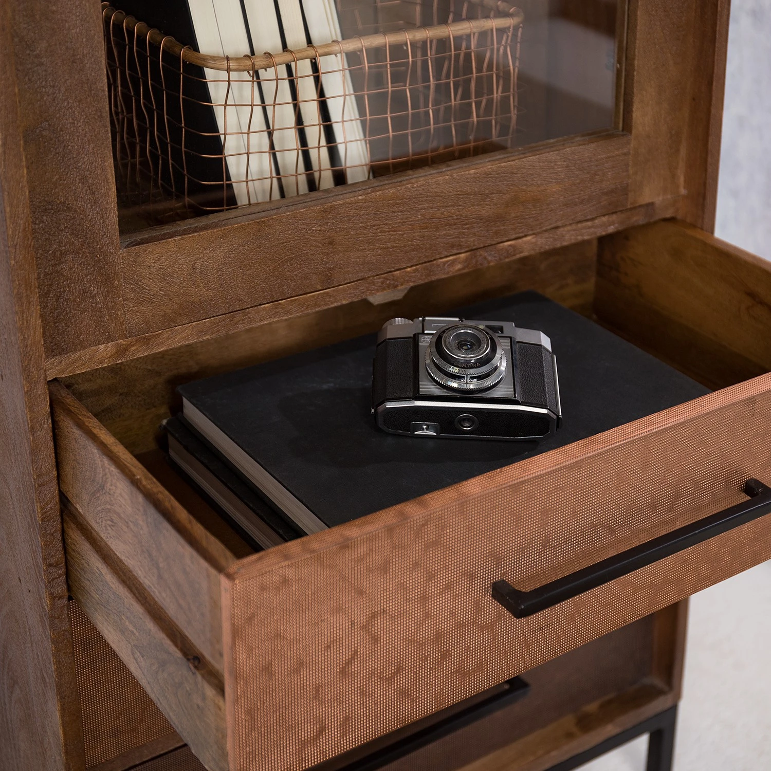 Ars manufacti Standvitrine Copp - Mango massiv / Metall - Kupfer / Mango Dunkel 15 Ars manufacti Standvitrine Copp - Mango massiv / Metall - Kupfer / Mango Dunkel – Bild 15