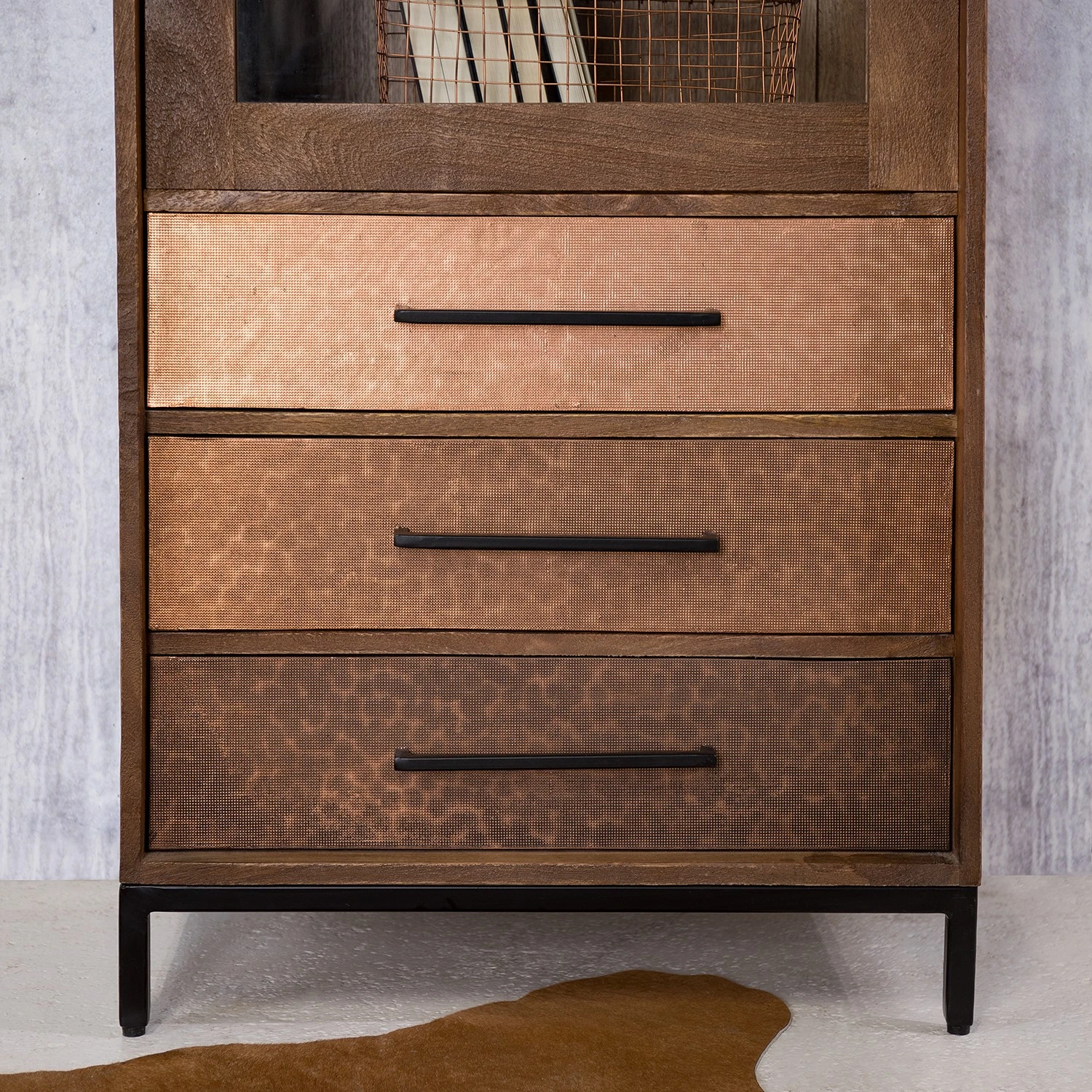 Ars manufacti Standvitrine Copp - Mango massiv / Metall - Kupfer / Mango Dunkel 16 Ars manufacti Standvitrine Copp - Mango massiv / Metall - Kupfer / Mango Dunkel – Bild 16