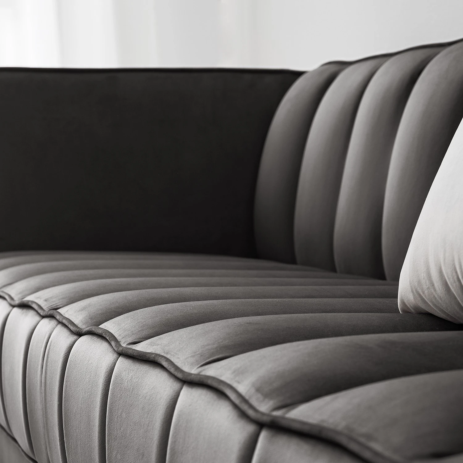 Red Living Sofa Suzy (2,5-Sitzer) - Samt Ravi: Grau 8 Red Living Sofa Suzy (2,5-Sitzer) - Samt Ravi: Grau – Bild 8